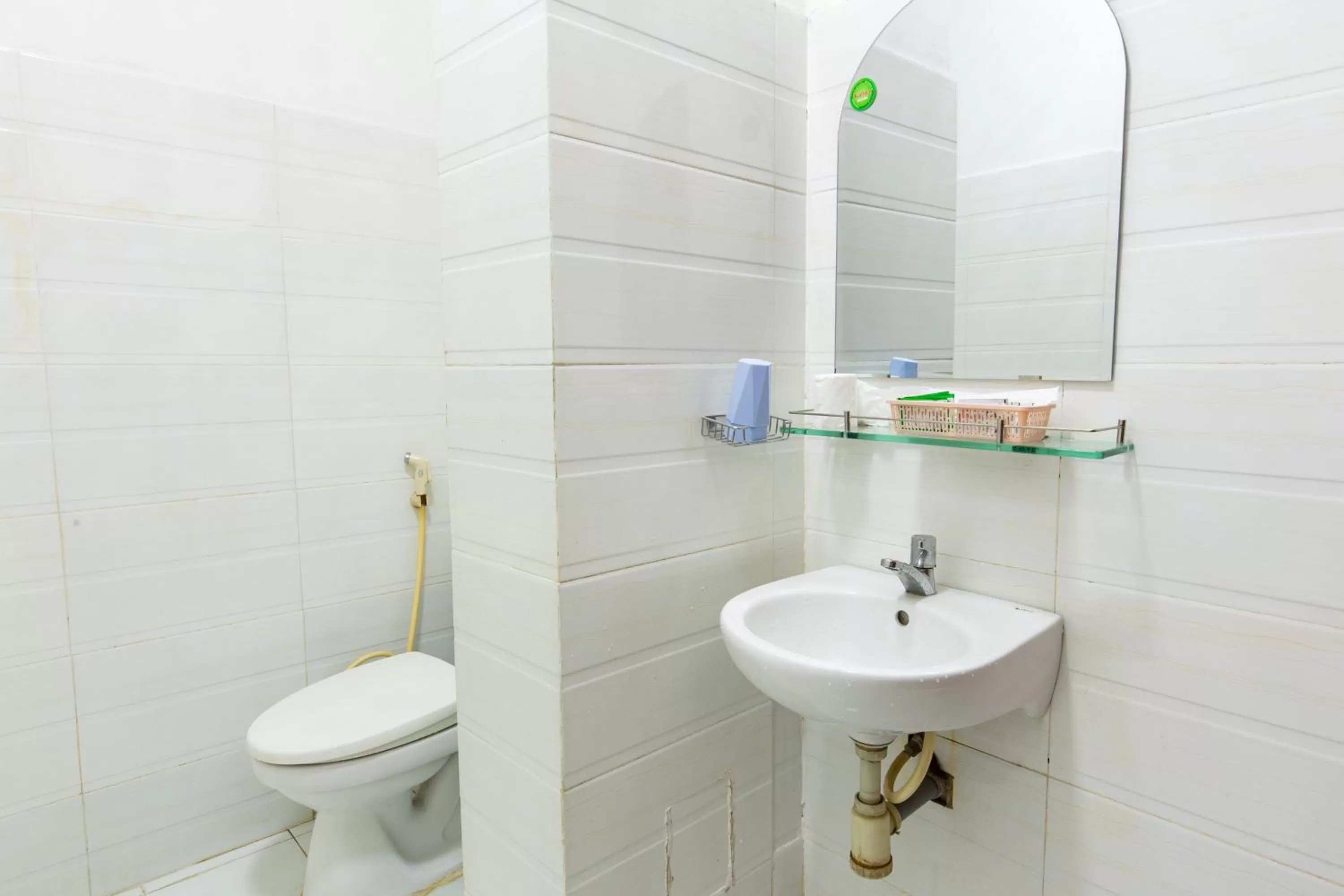 Shower in Hotel Hoa Cúc Phương Dĩ An - Bình Dương