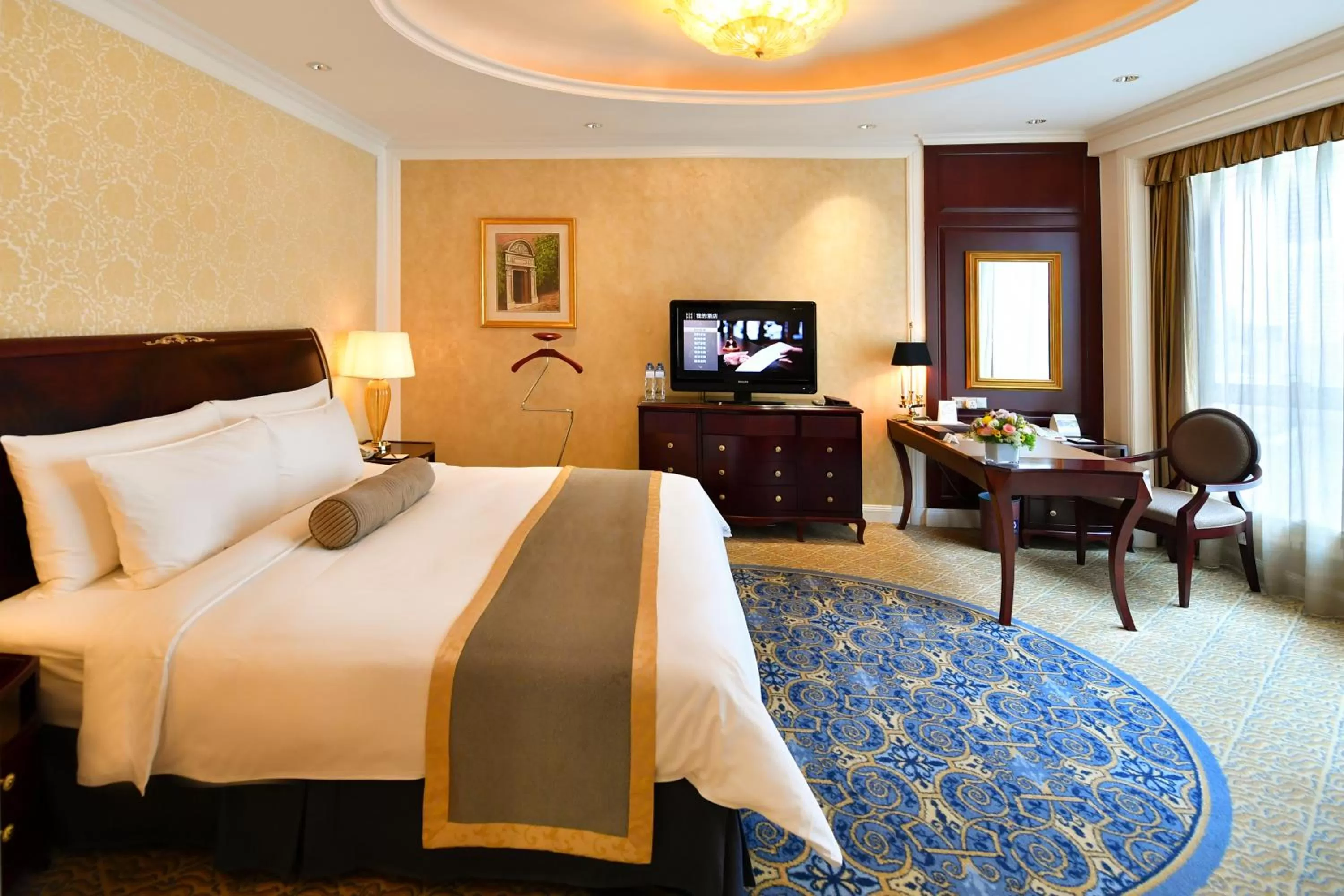 Photo of the whole room, Bed in Grand Central Hotel Shanghai - Nanjing Road