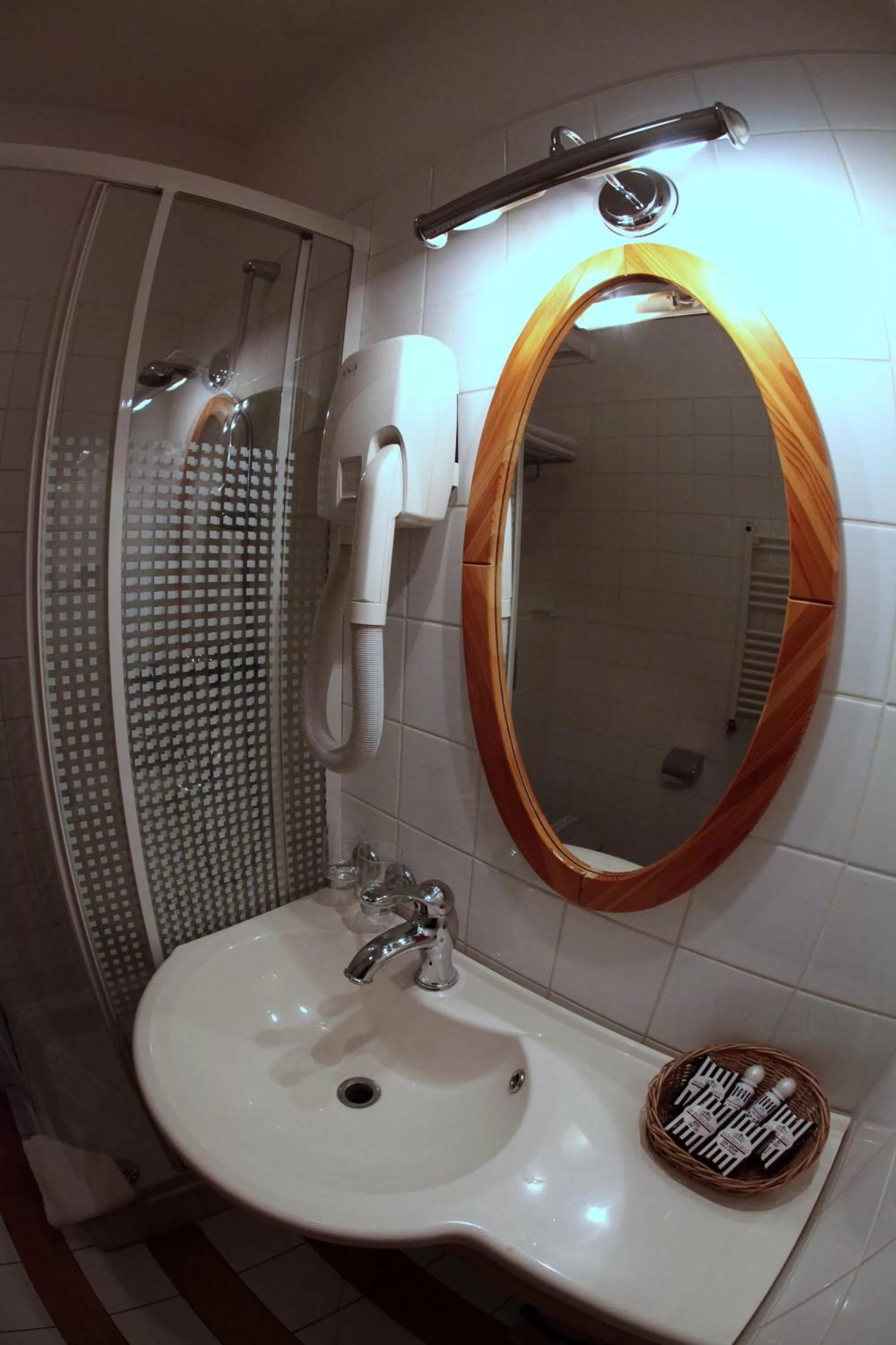 Bathroom in Dedek Park - historyczny dworek w pięknym Parku Skaryszewskim obok Stadionu Narodowego