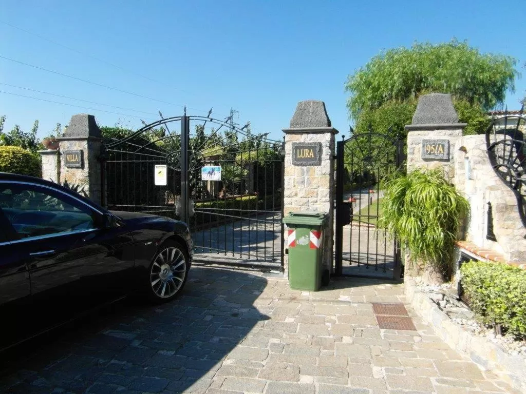 Facade/entrance in B&B Villa Lura Pompei