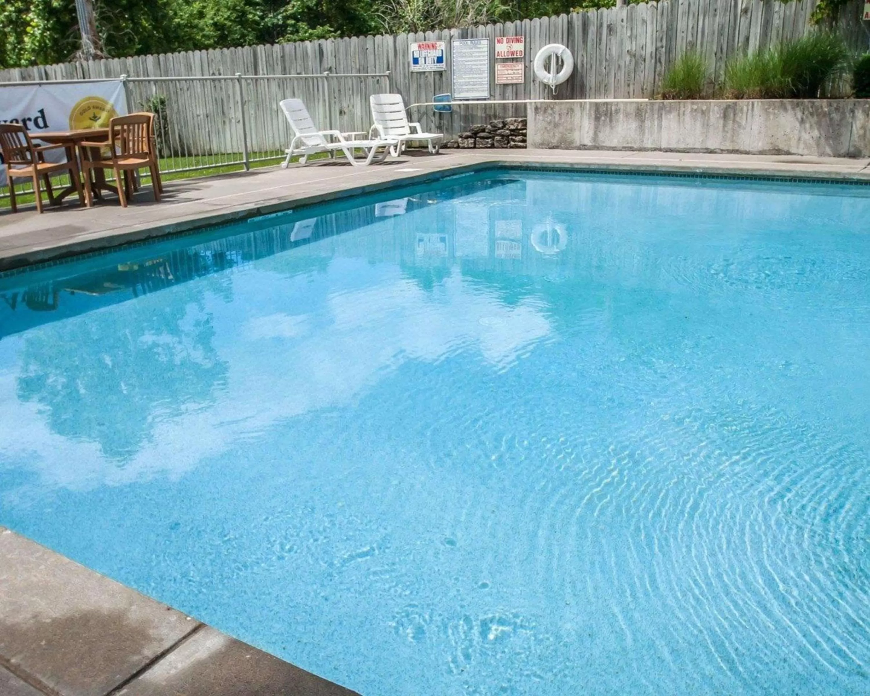 Swimming pool in Sleep Inn & Suites Lake of the Ozarks