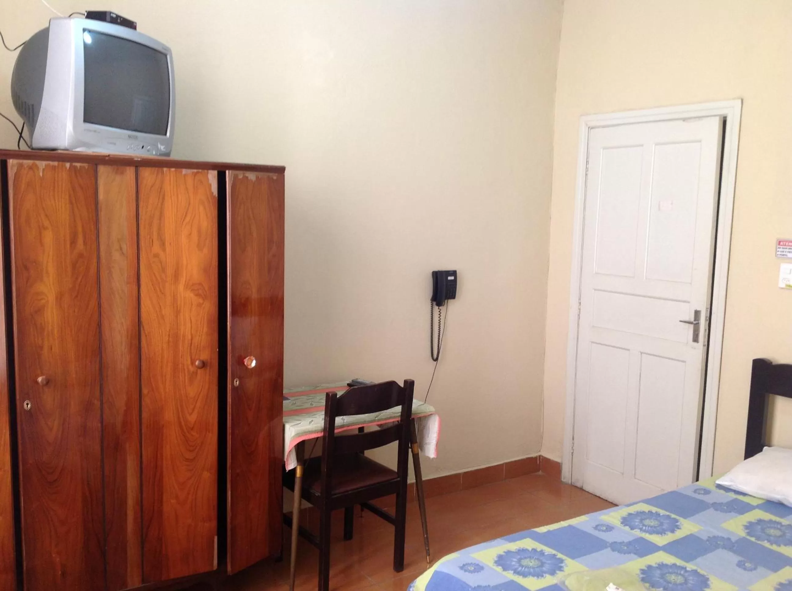 Photo of the whole room, TV/Entertainment Center in Hotel Chaves - Quartos Individuais