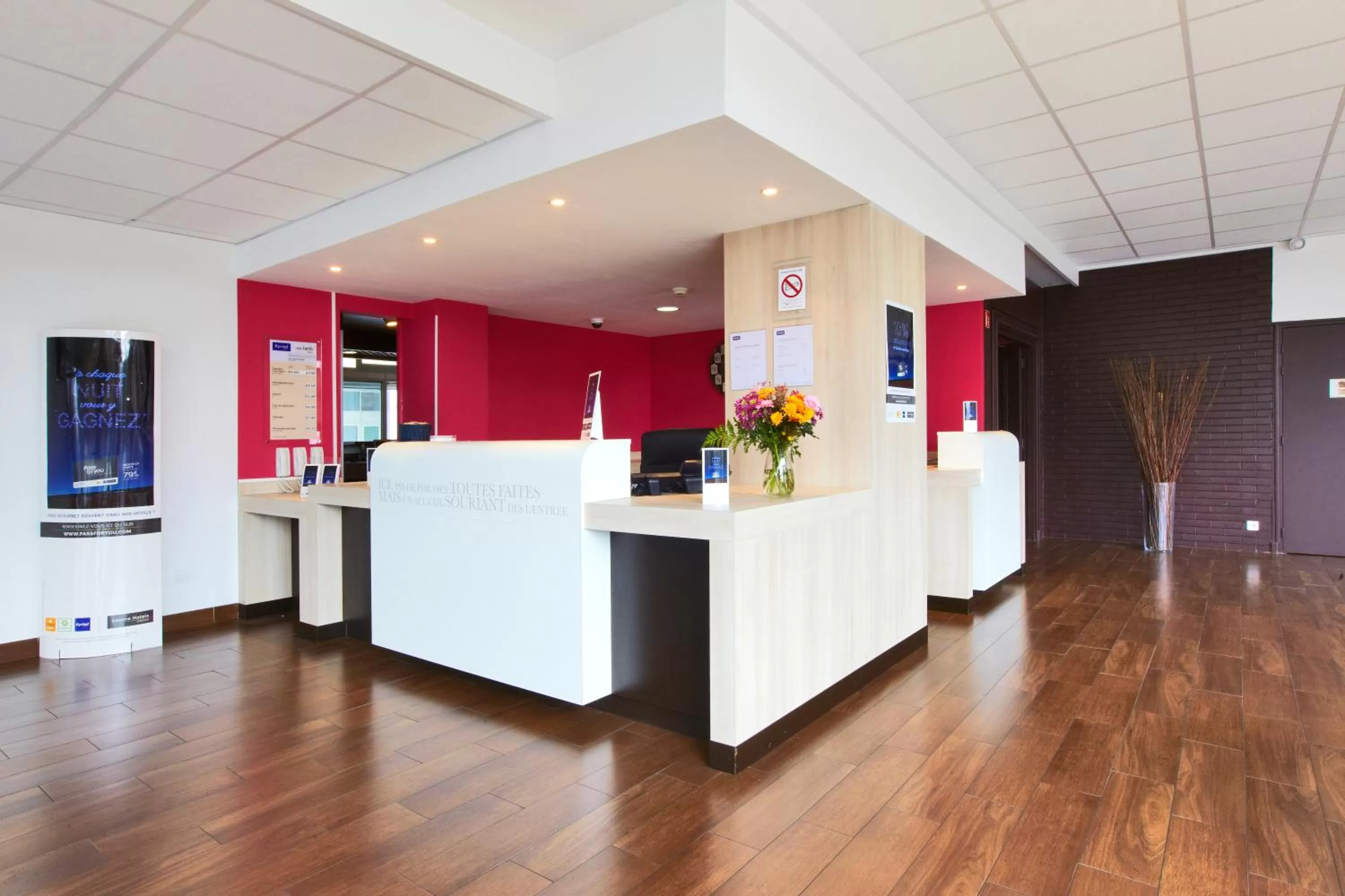Lobby or reception in Kyriad Viry-Chatillon