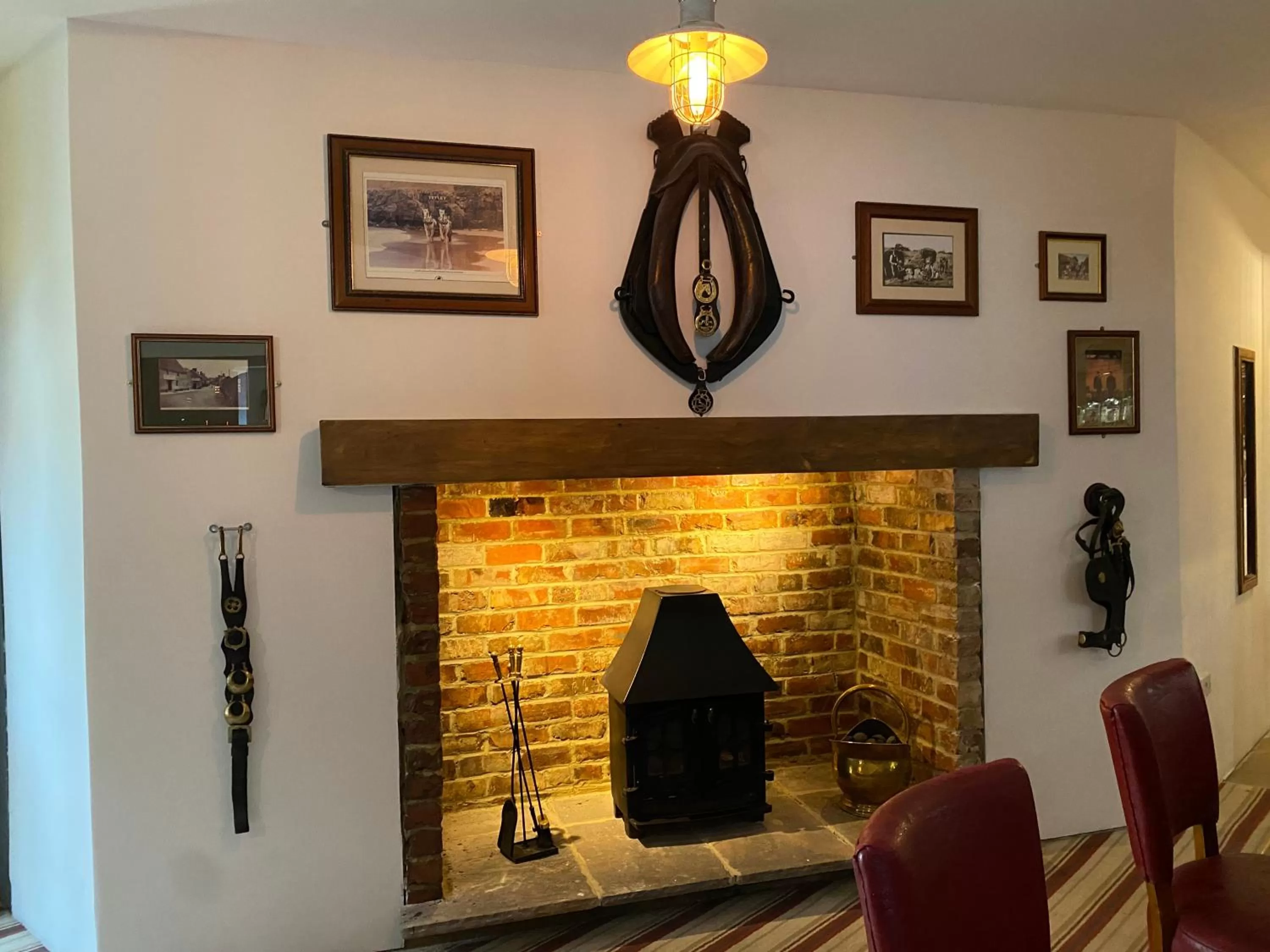 Lounge or bar, Lobby/Reception in The Crossroads Inn