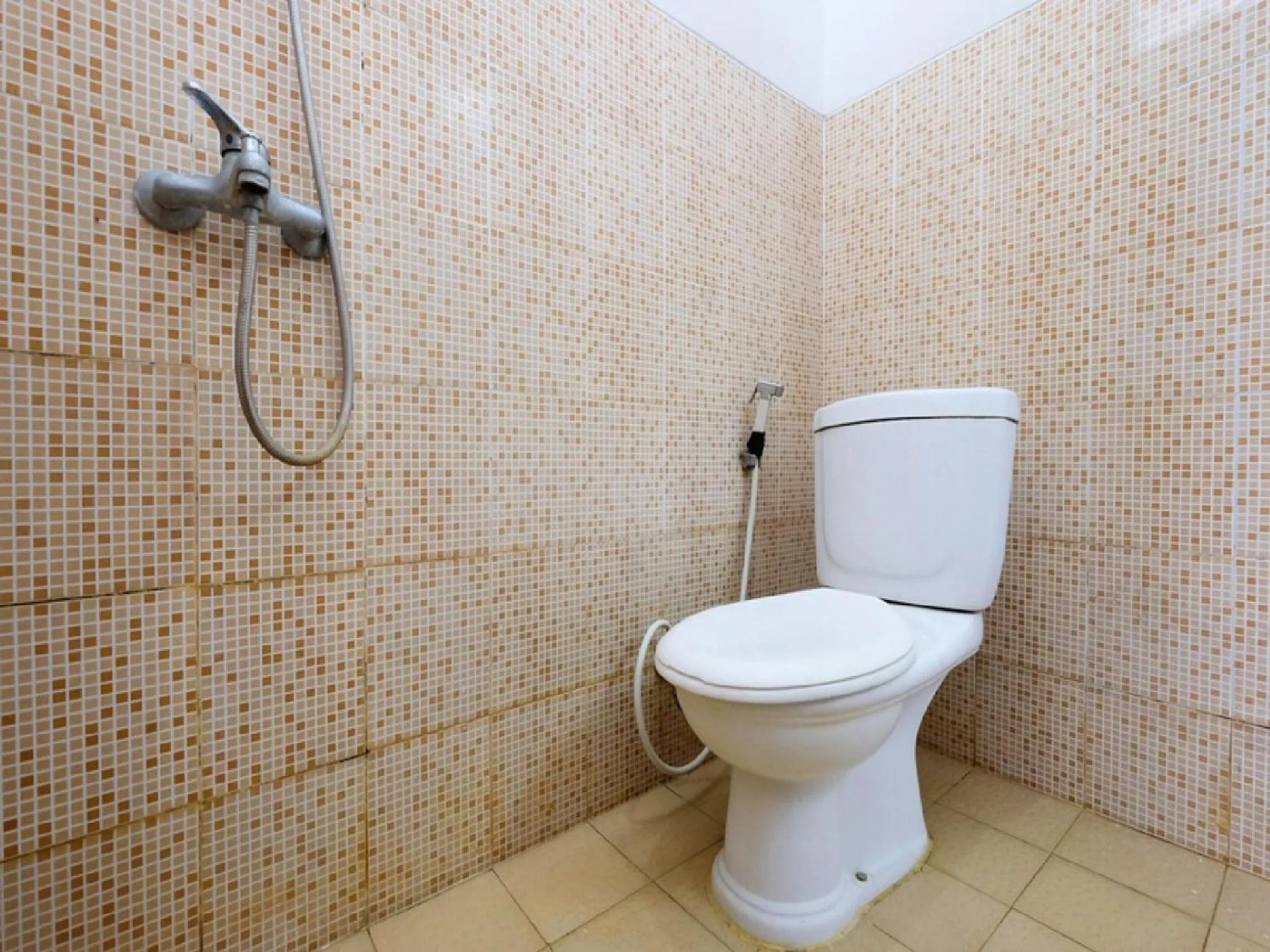 Bathroom in RedDoorz near Moro Mall Purwokerto