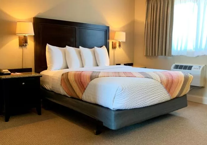 Bed in Coachman Inn Oak Harbor