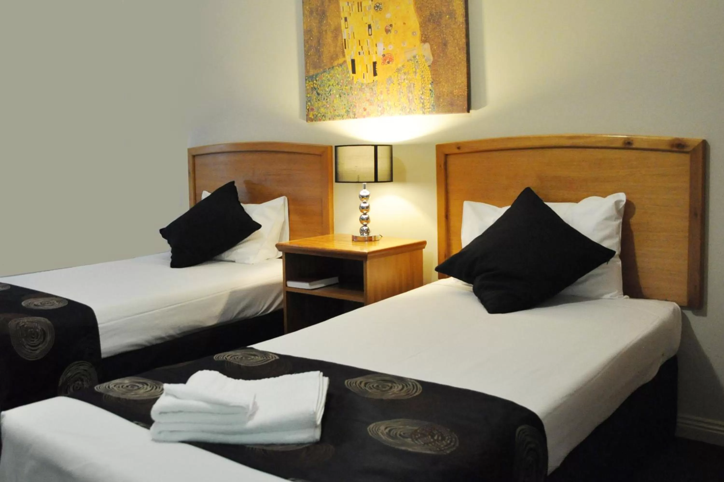 Photo of the whole room, Bed in Meadowbrook Hotel Brisbane