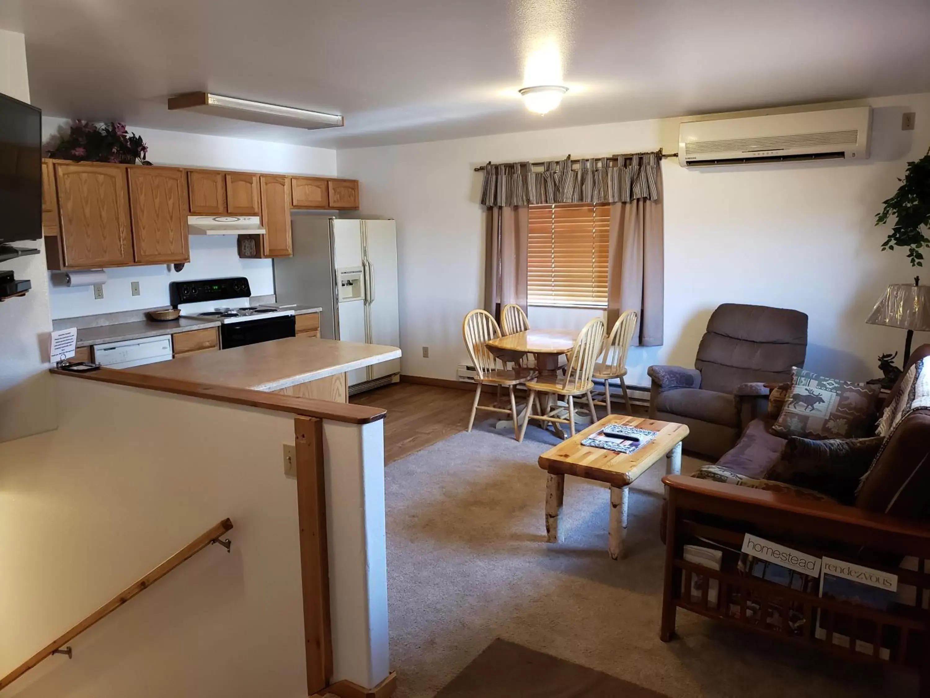 Two-Bedroom Apartment in Wolf Den Log Cabin Motel and RV Park Two-Bedroom Apartment in Wolf Den Log Cabin Motel and RV Park