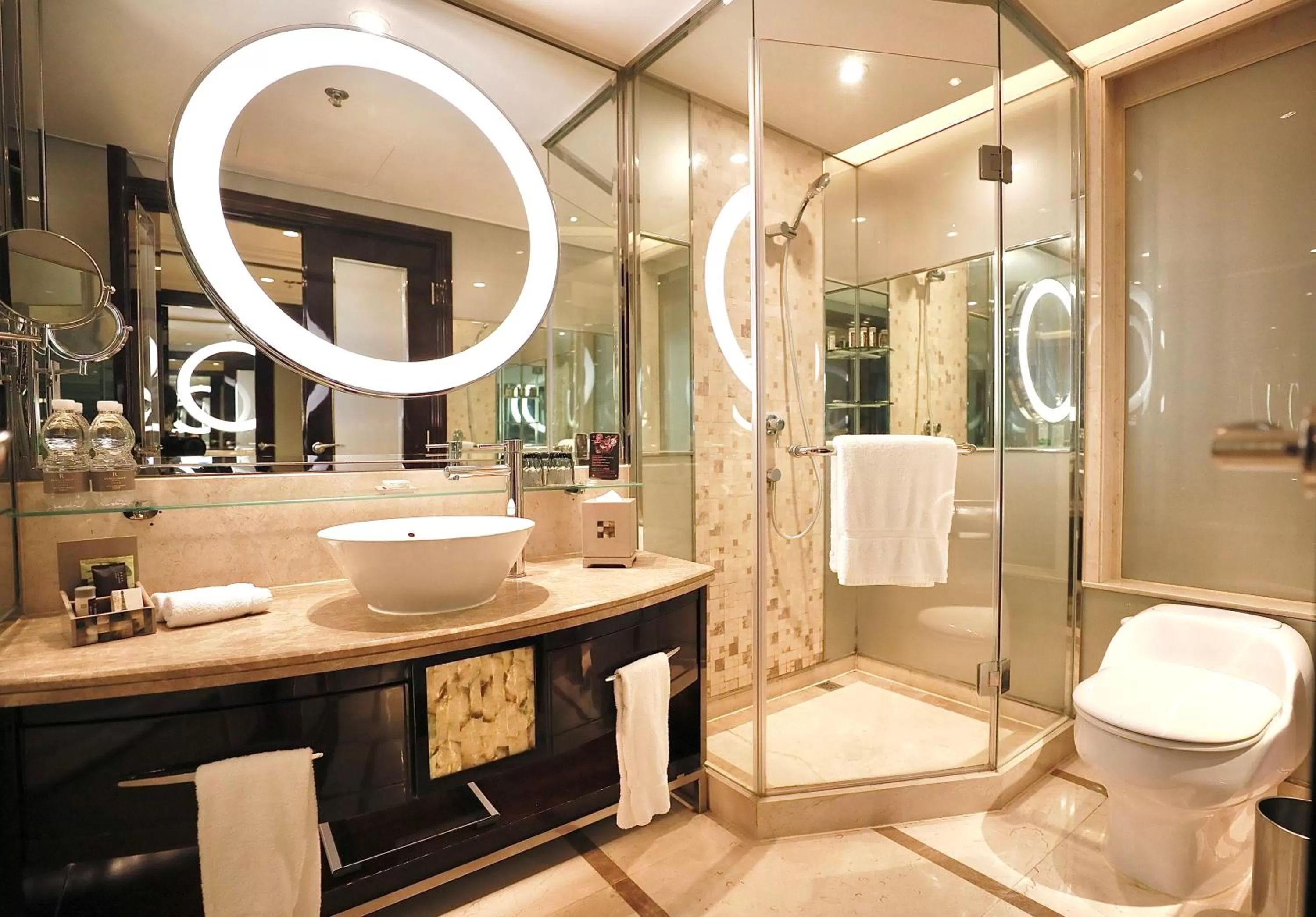 Shower in Renaissance Shanghai Pudong Hotel