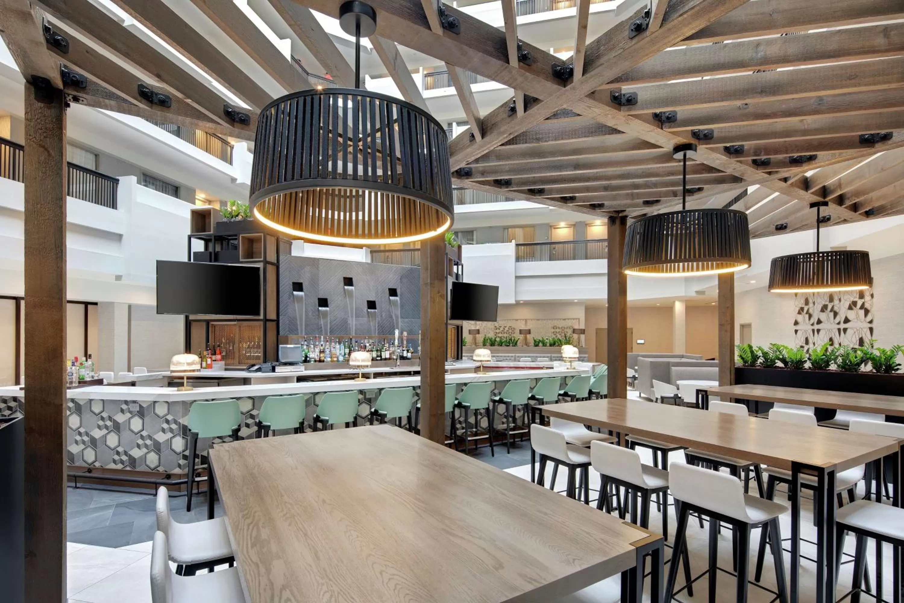 Lounge or bar in Embassy Suites by Hilton Atlanta Perimeter Center