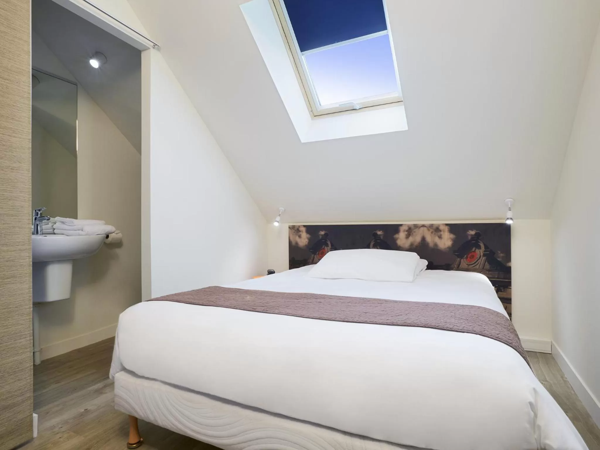 Bed in Kyriad Nantes Centre Graslin