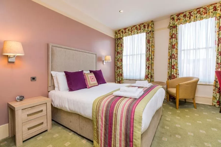 Bedroom, Bed in Swan Revived Hotel