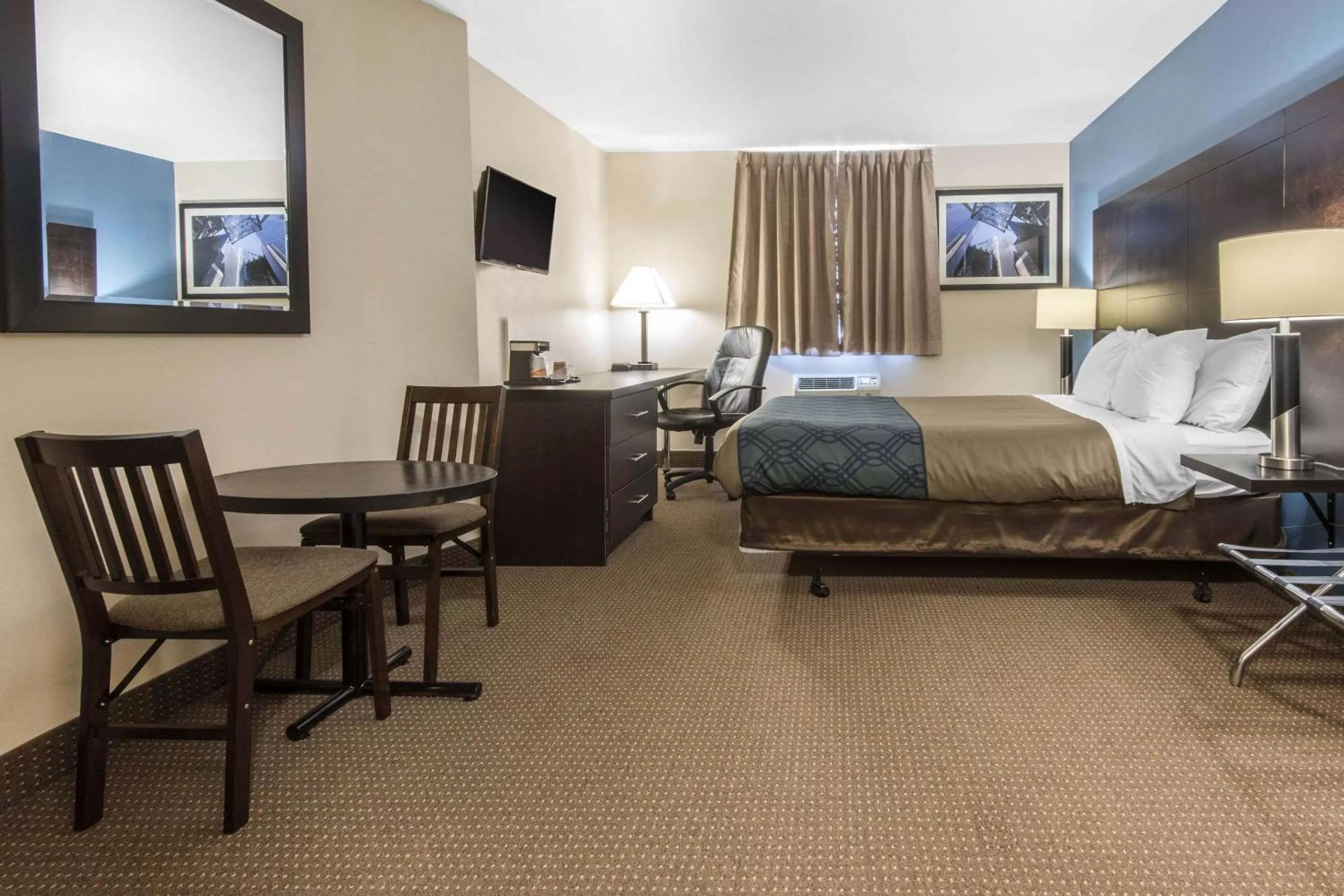 Photo of the whole room, Bed in Econo Lodge