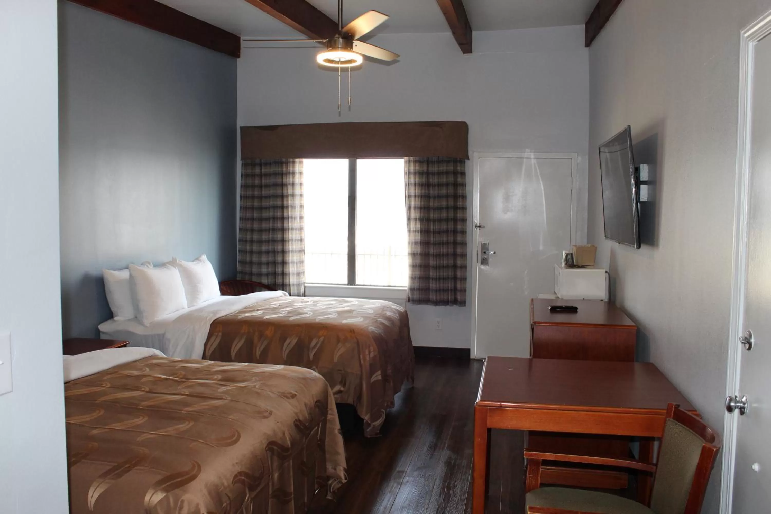 Photo of the whole room, Bed in Quality Inn - On The Lake Clarksville-Boydton
