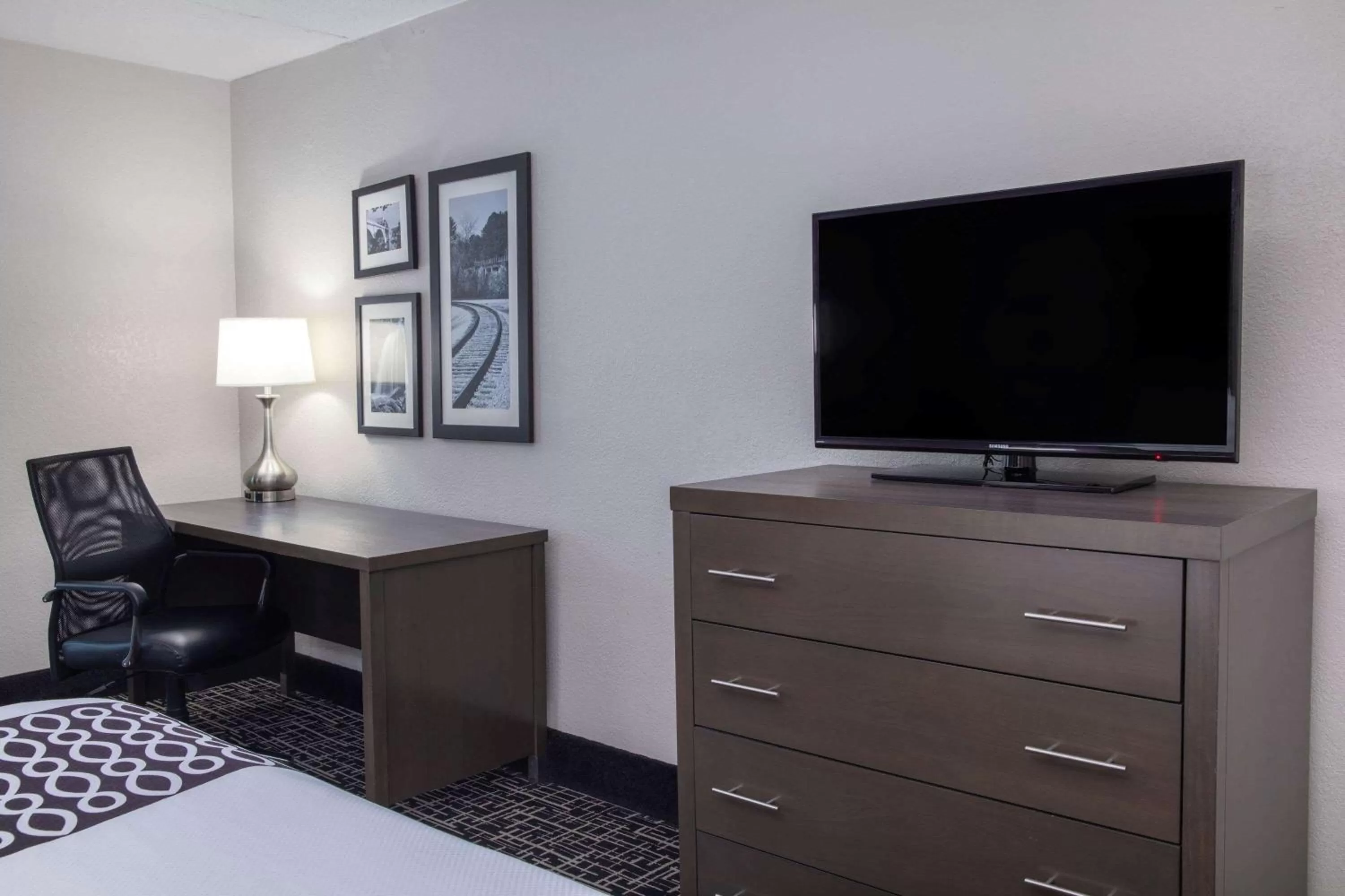 Photo of the whole room, Bed in La Quinta by Wyndham Chattanooga - East Ridge