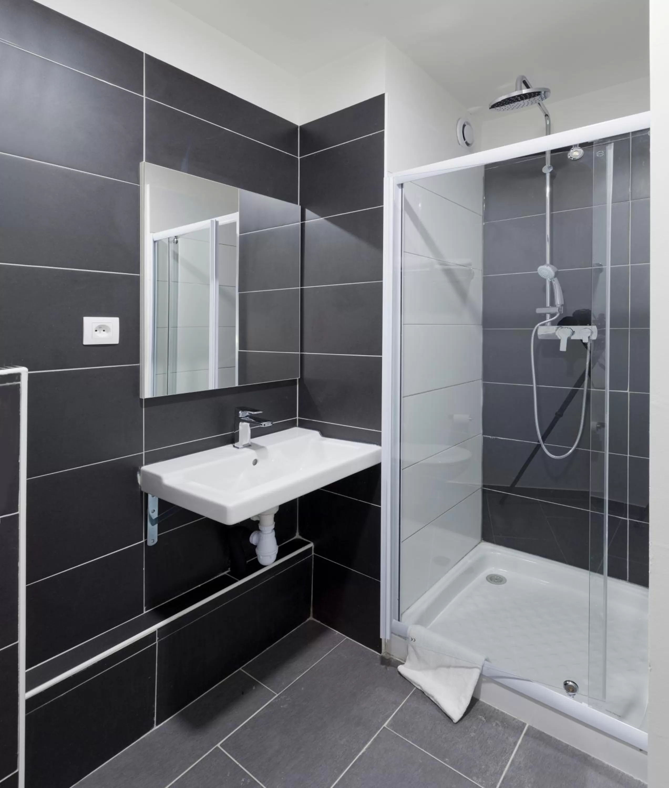 Bathroom in The Originals City, Marne-la-Vallée Est, Meaux ,GLASSY HOTEL