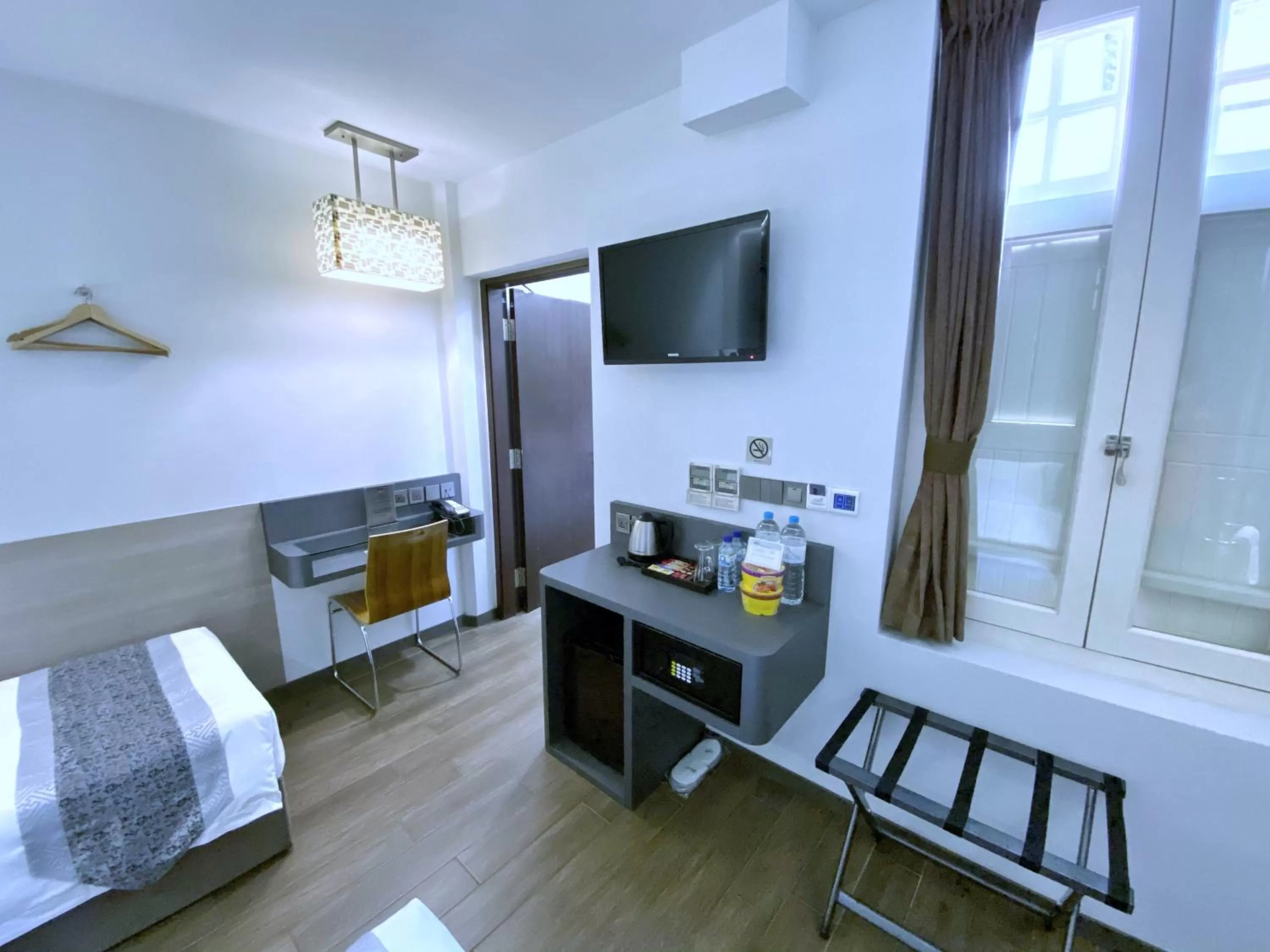 Photo of the whole room, Bed in Bliss Hotel Singapore