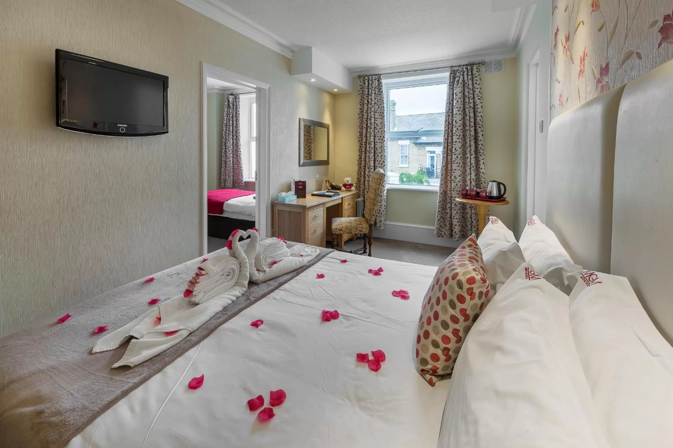 Bedroom, Bed in Muthu Westcliff Hotel (Near London Southend Airport)