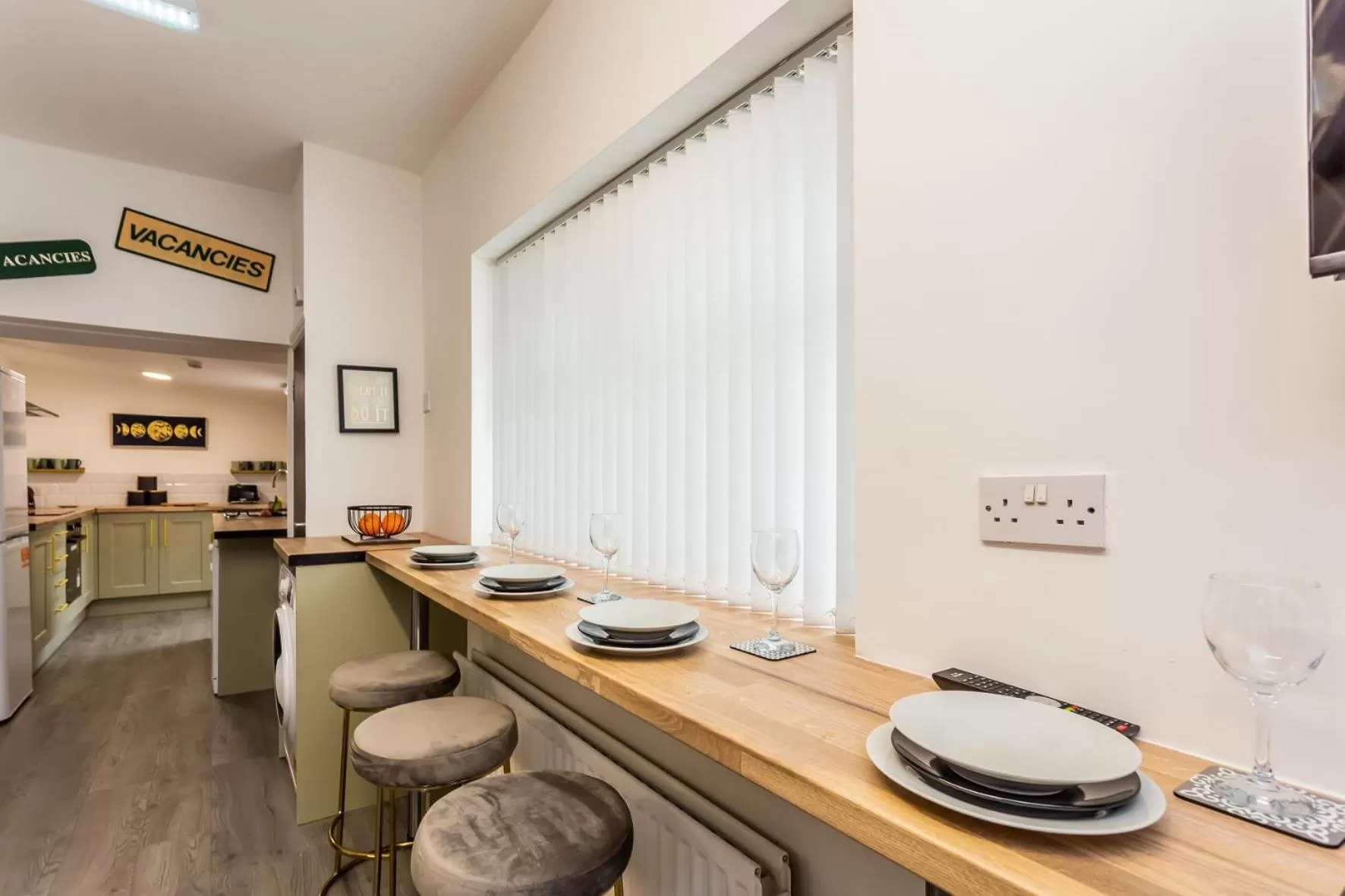 Dining area, Bathroom in Comfy-Stays - Lower Ocean Road