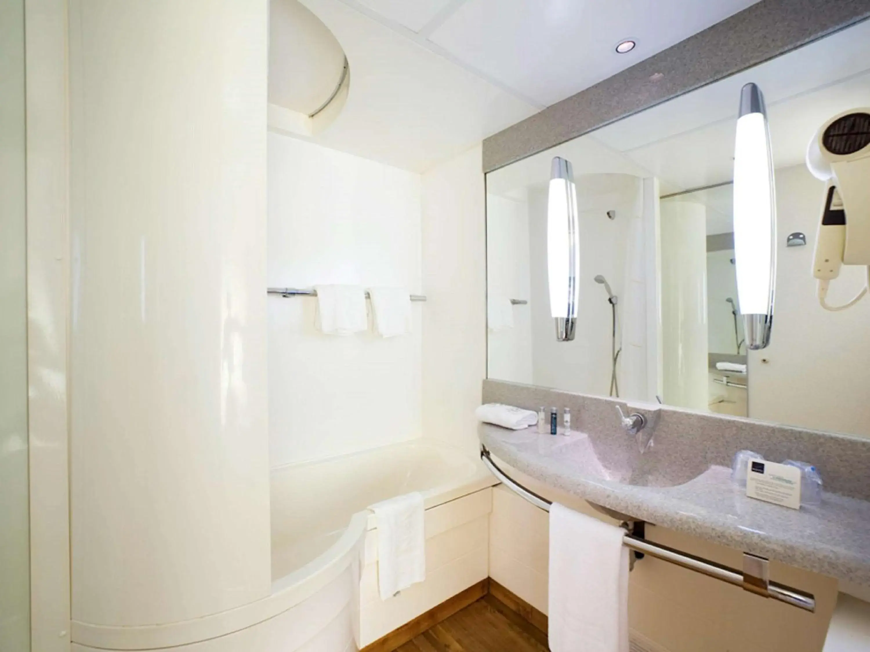 Classic Double Room with Sofa Bed in Novotel Marseille Est Porte d'Aubagne Classic Double Room with Sofa Bed in Novotel Marseille Est Porte d'Aubagne