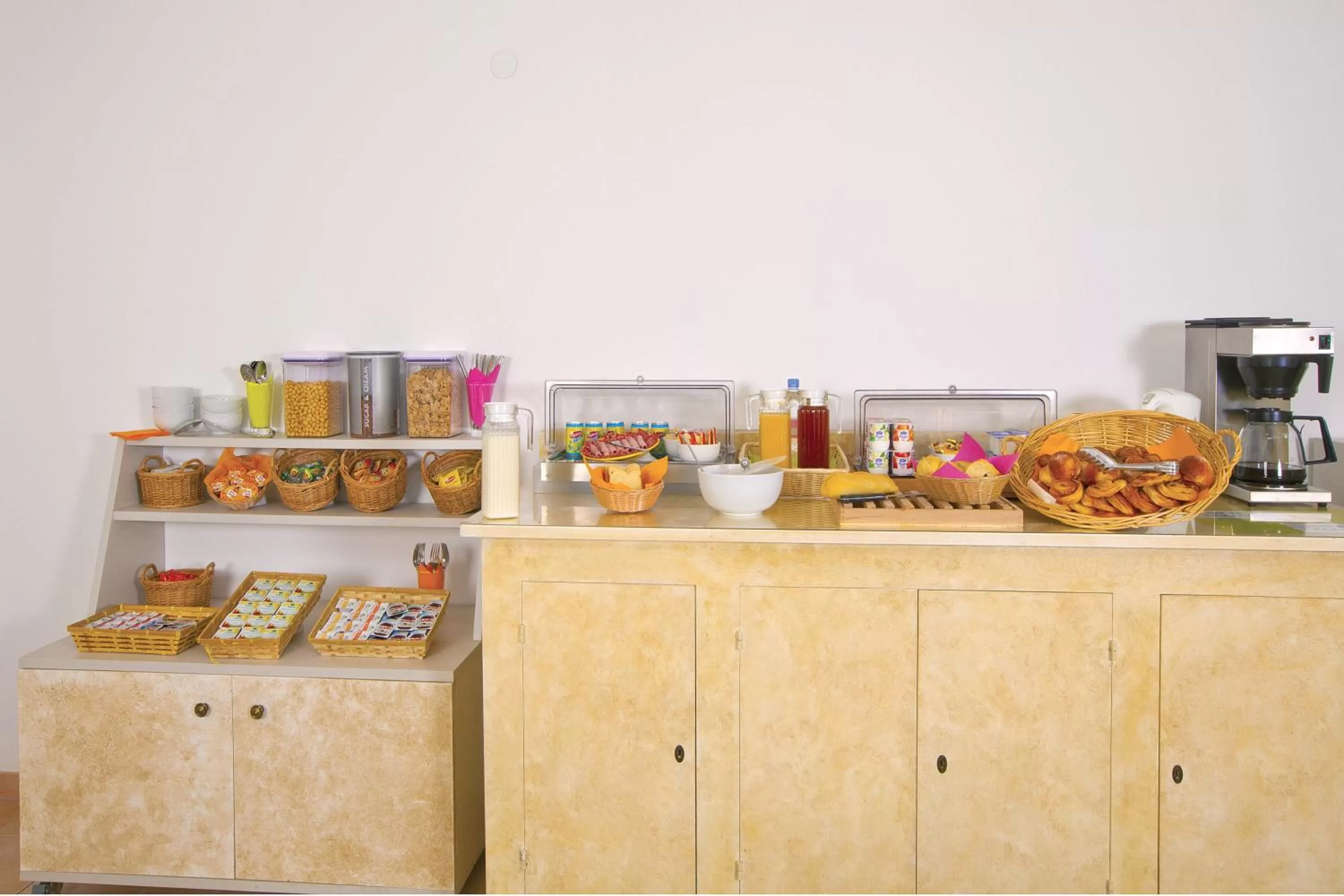 Restaurant/places to eat in Séjours & Affaires Lyon Saint-Nicolas