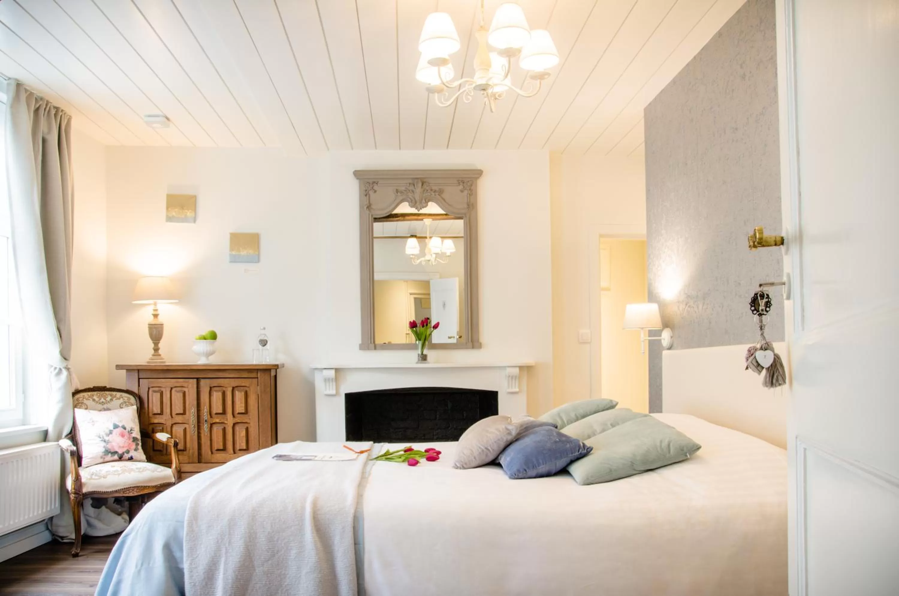 Photo of the whole room, Bed in The White Queen B&B