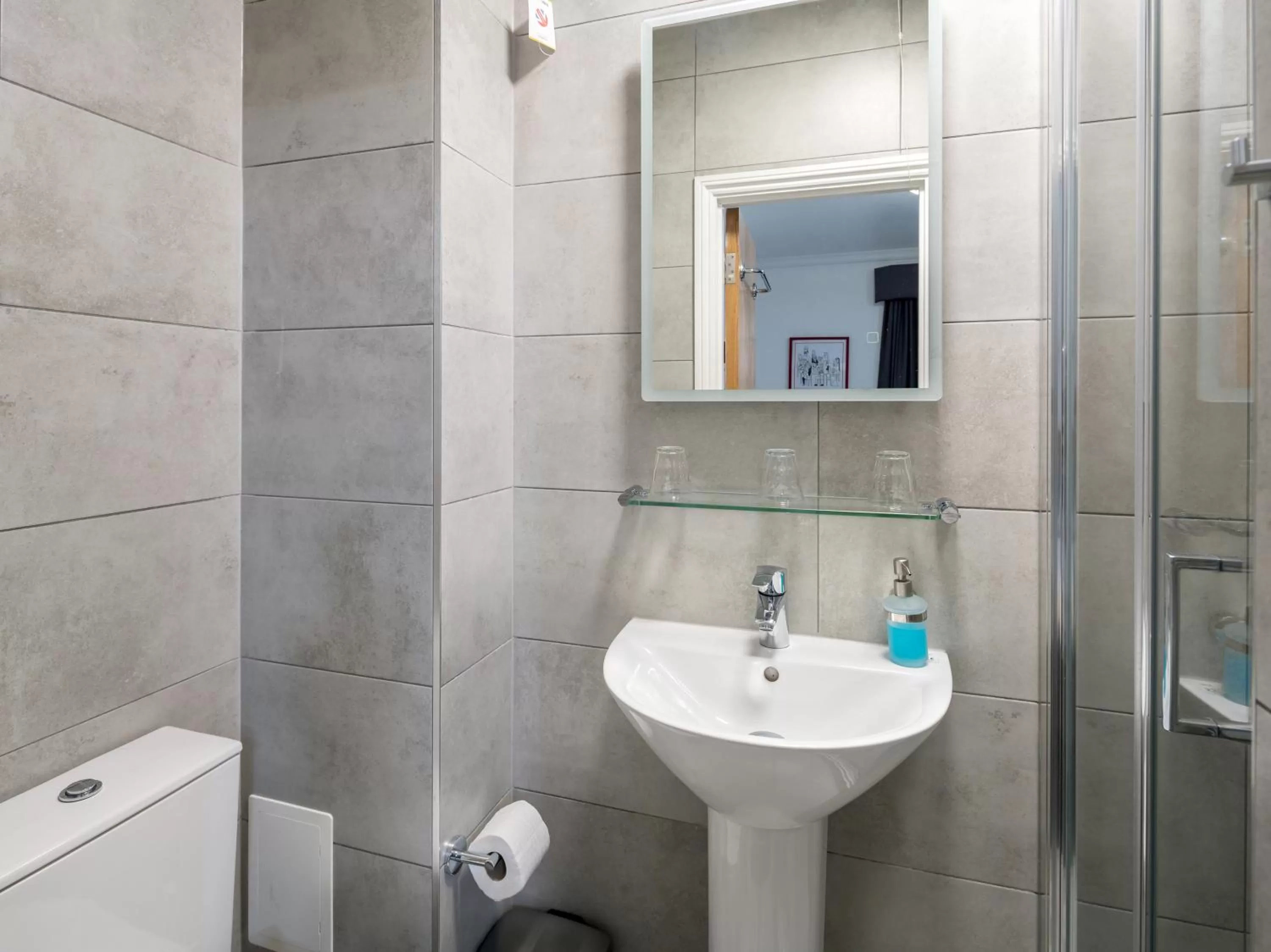 Bathroom in OYO Townhouse New England, London Victoria