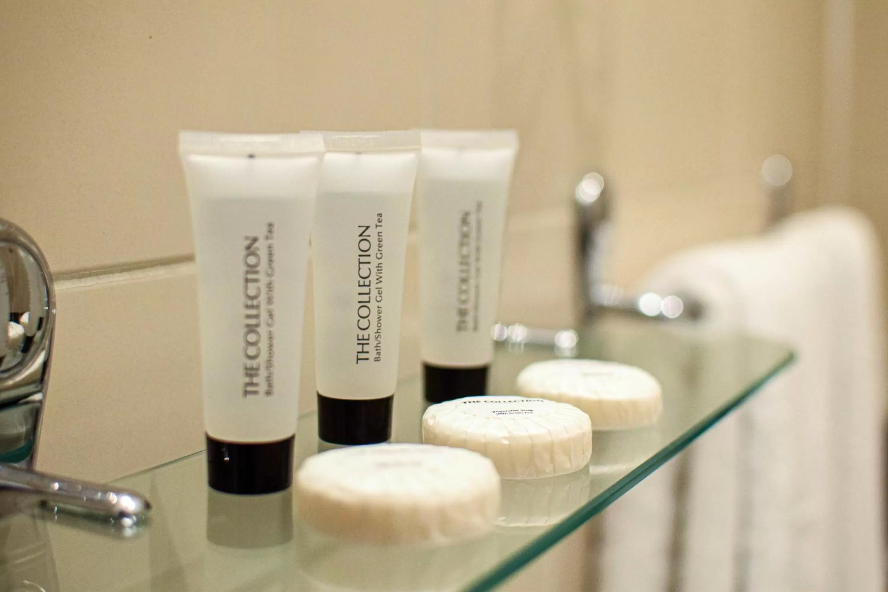 Bathroom in Pembridge Palace Hotel