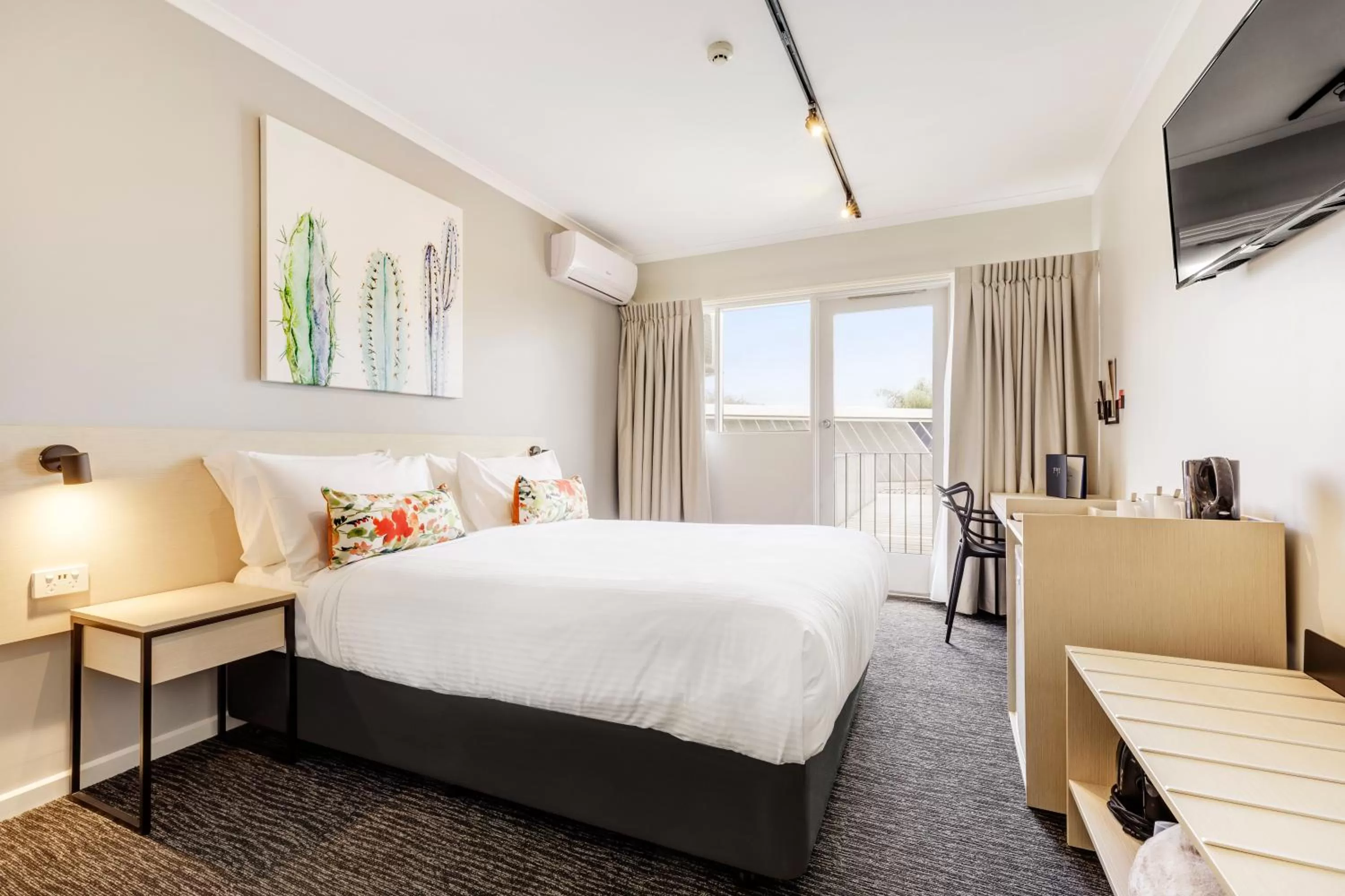 Coffee/tea facilities, Bed in Nightcap at Findon Hotel