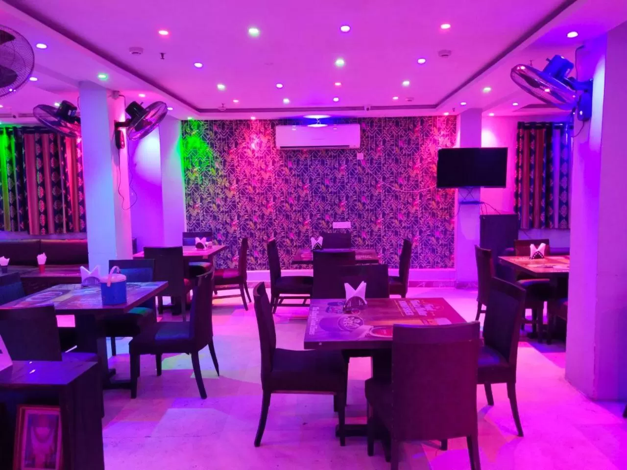 Restaurant/places to eat in Hotel Airlines