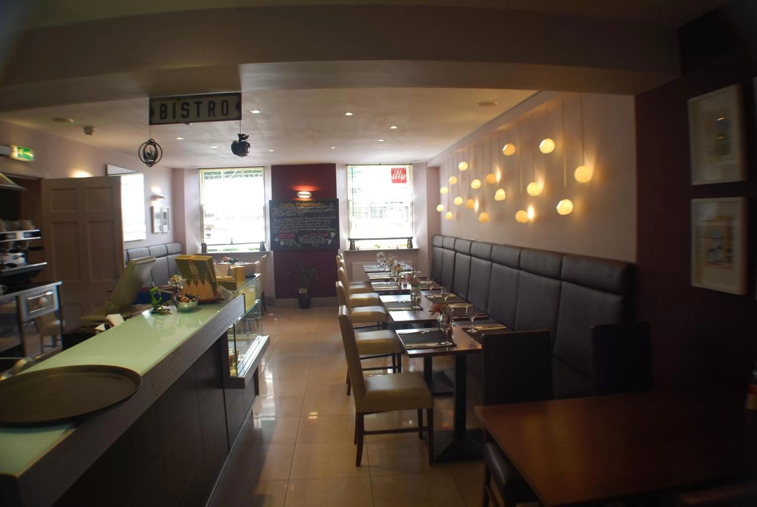 Restaurant/places to eat in The Salisbury Hotel