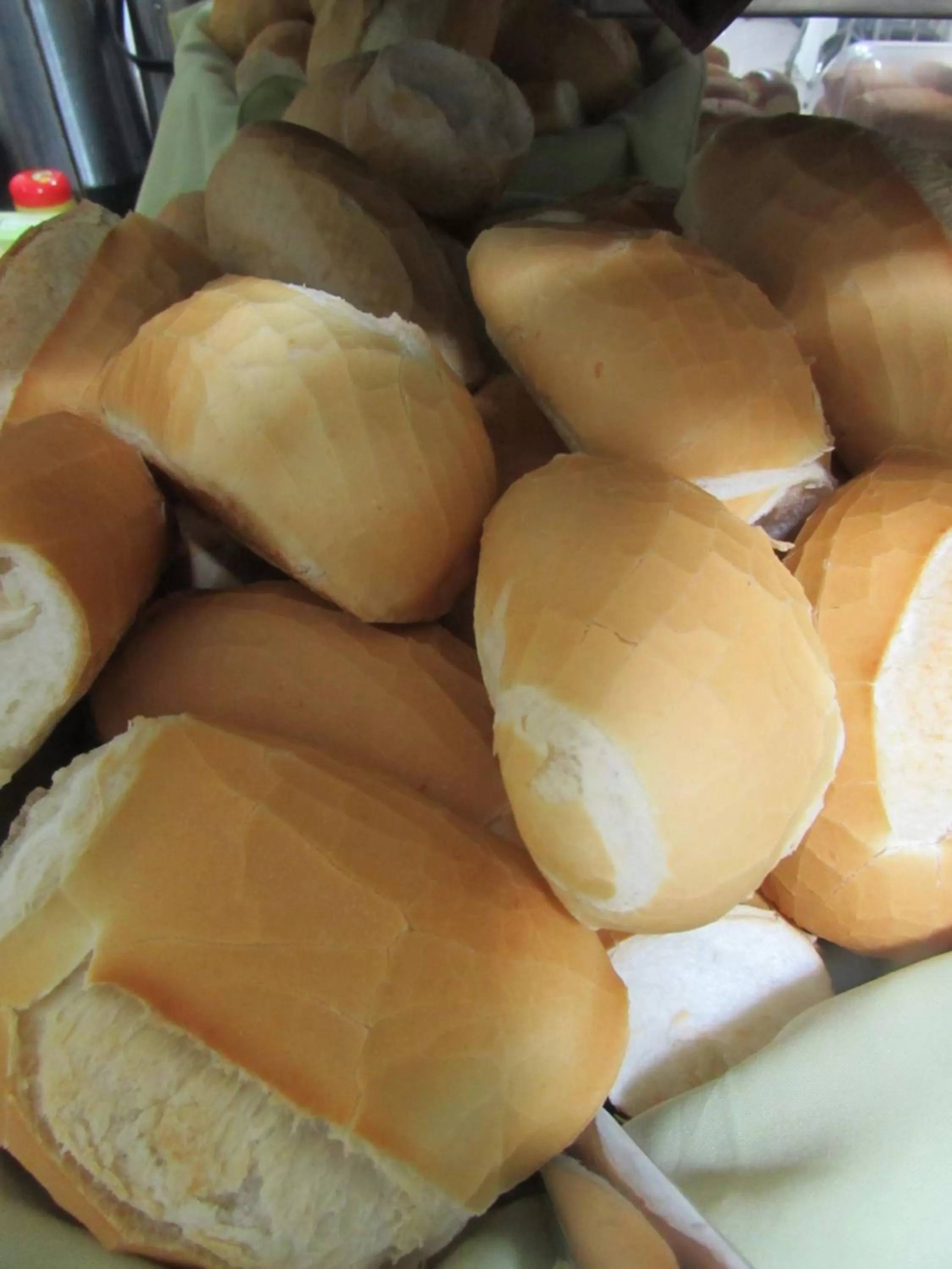 Food in Hotel Monteneve a 2 minutos do Bom Retiro, a 8 minutos da 25 de Março a 100 metros da estação de trem para Aeroporto Internacional de Guarulhos