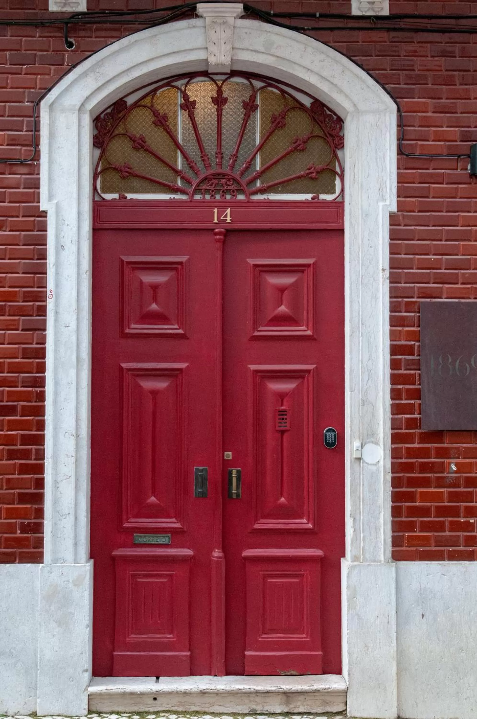 Facade/entrance in 1869 Príncipe Real House