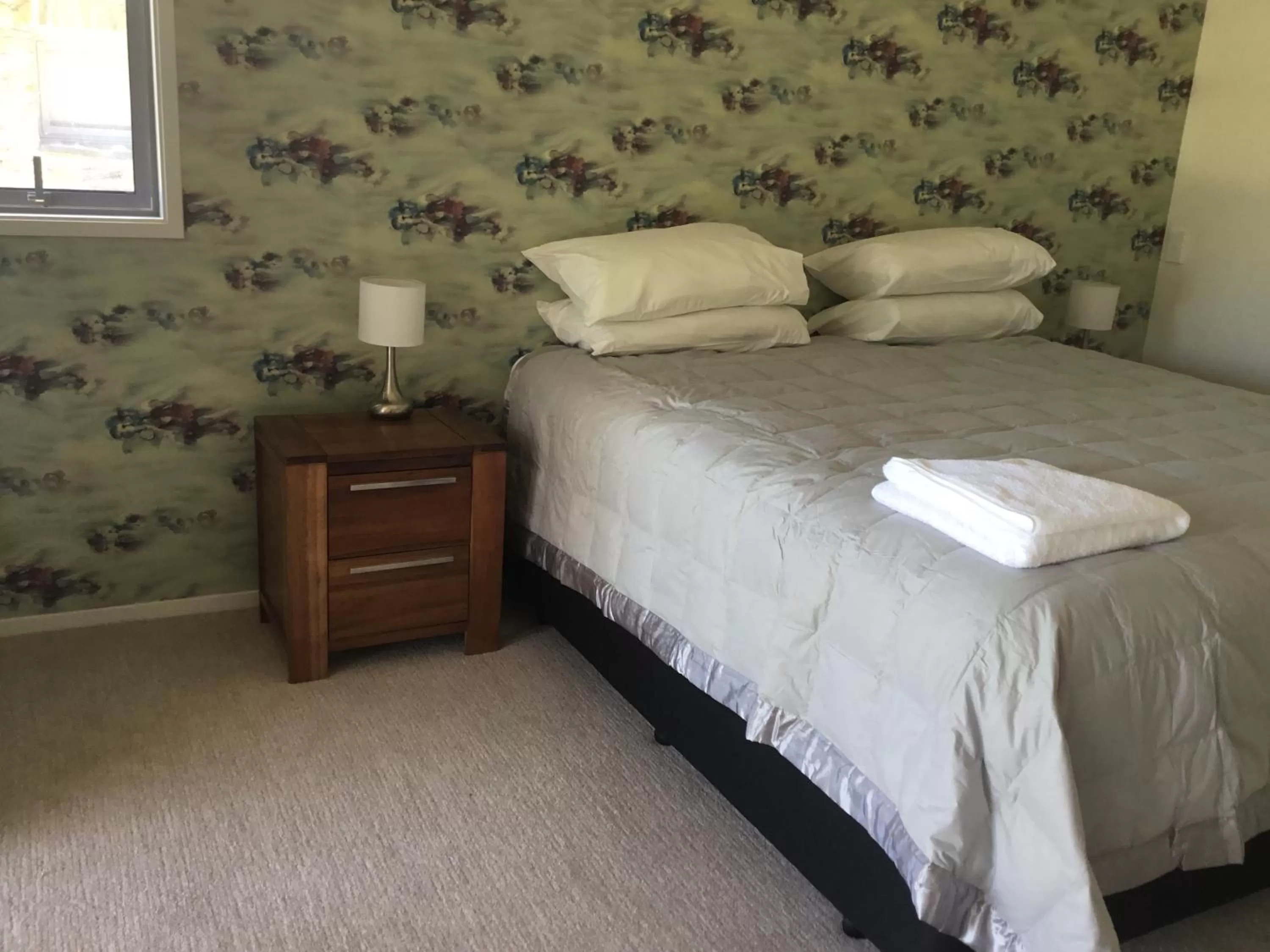 Bedroom, Bed in Golfcourse Road Chalets and Lodge