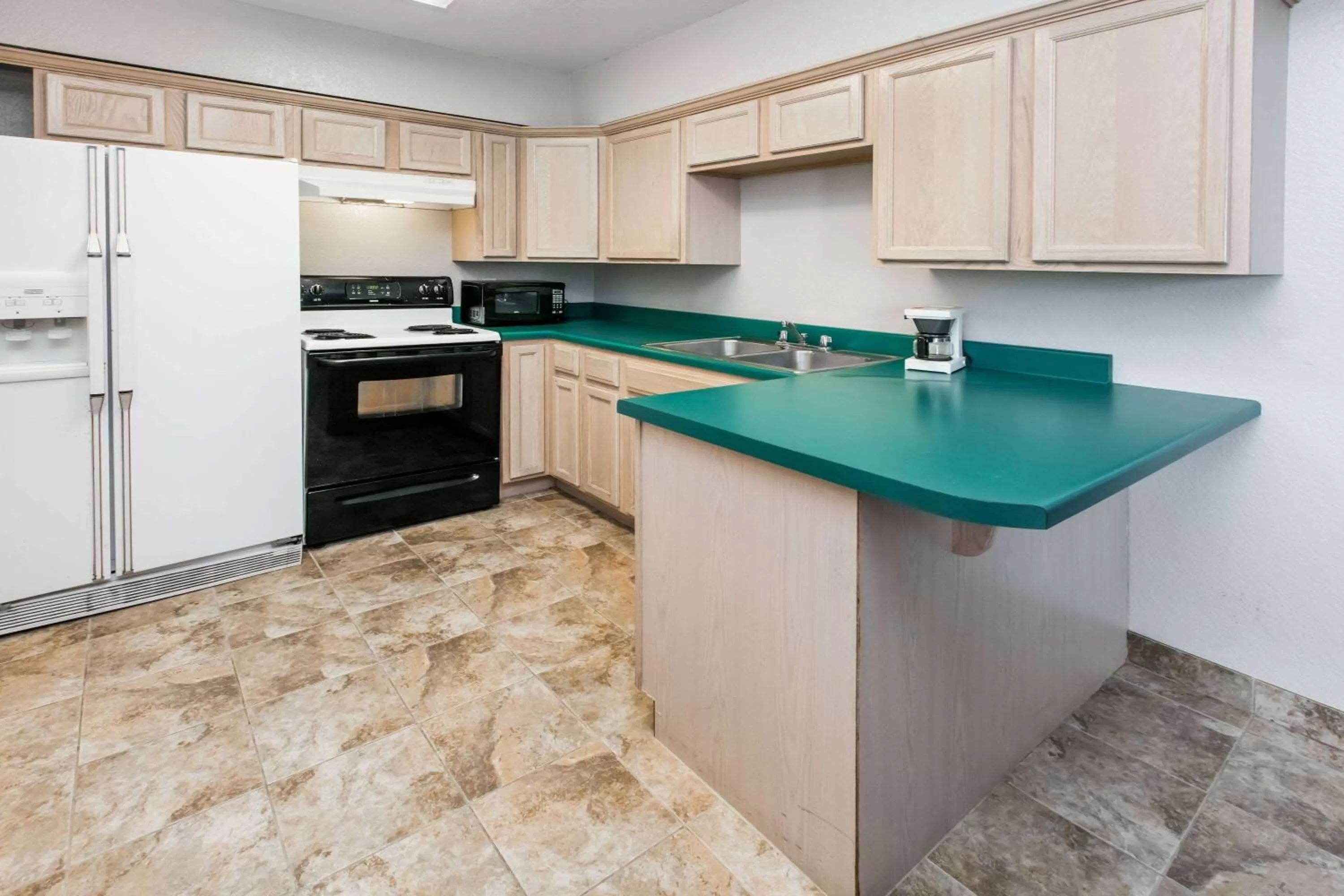 Kitchen or kitchenette in Microtel Inn & Suites by Wyndham Oklahoma City Airport