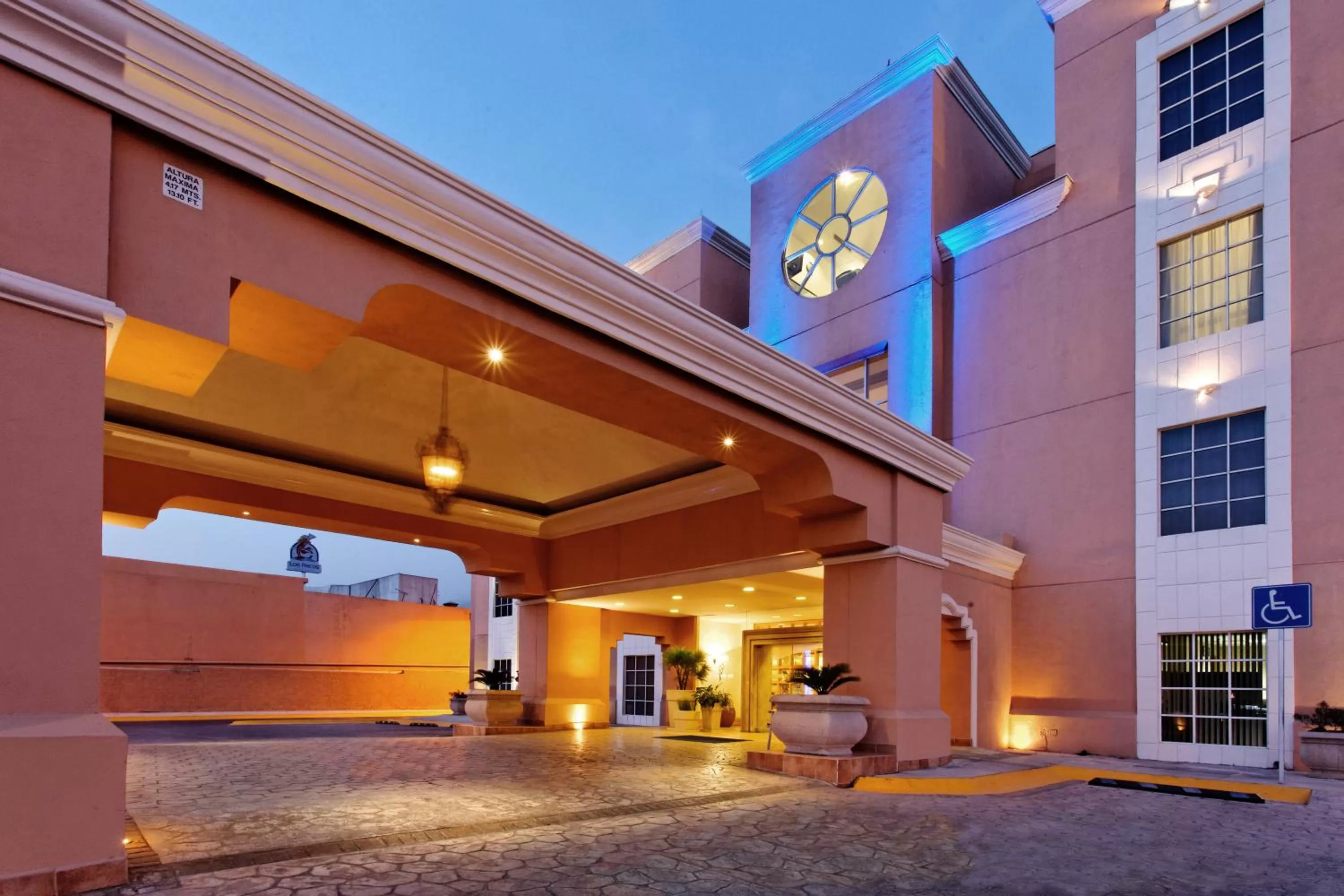 Property building in Holiday Inn Express - Monterrey - Tecnologico by IHG