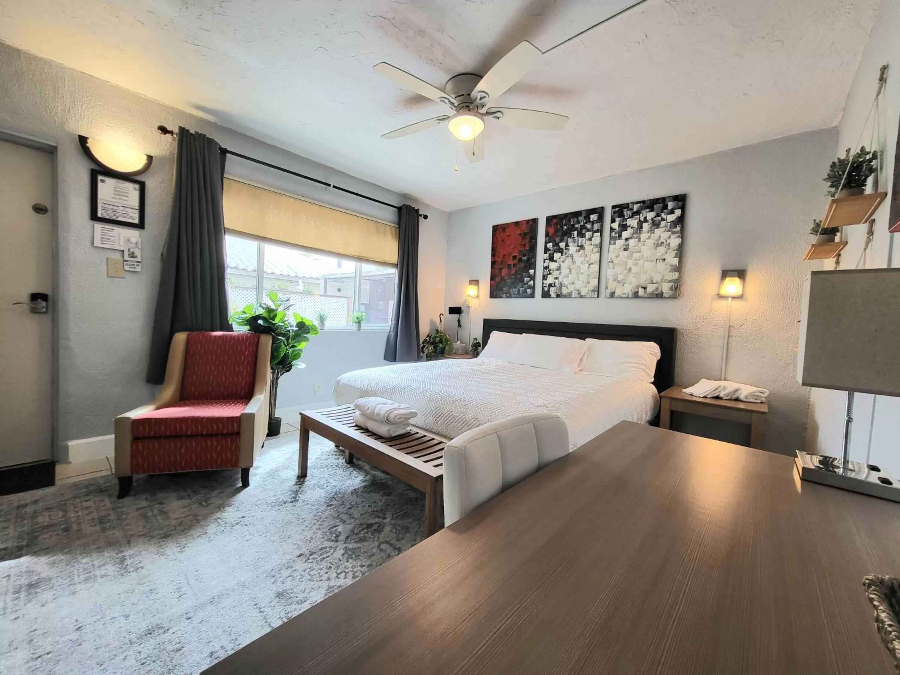 Photo of the whole room, Bed in Barefoot mailman motel