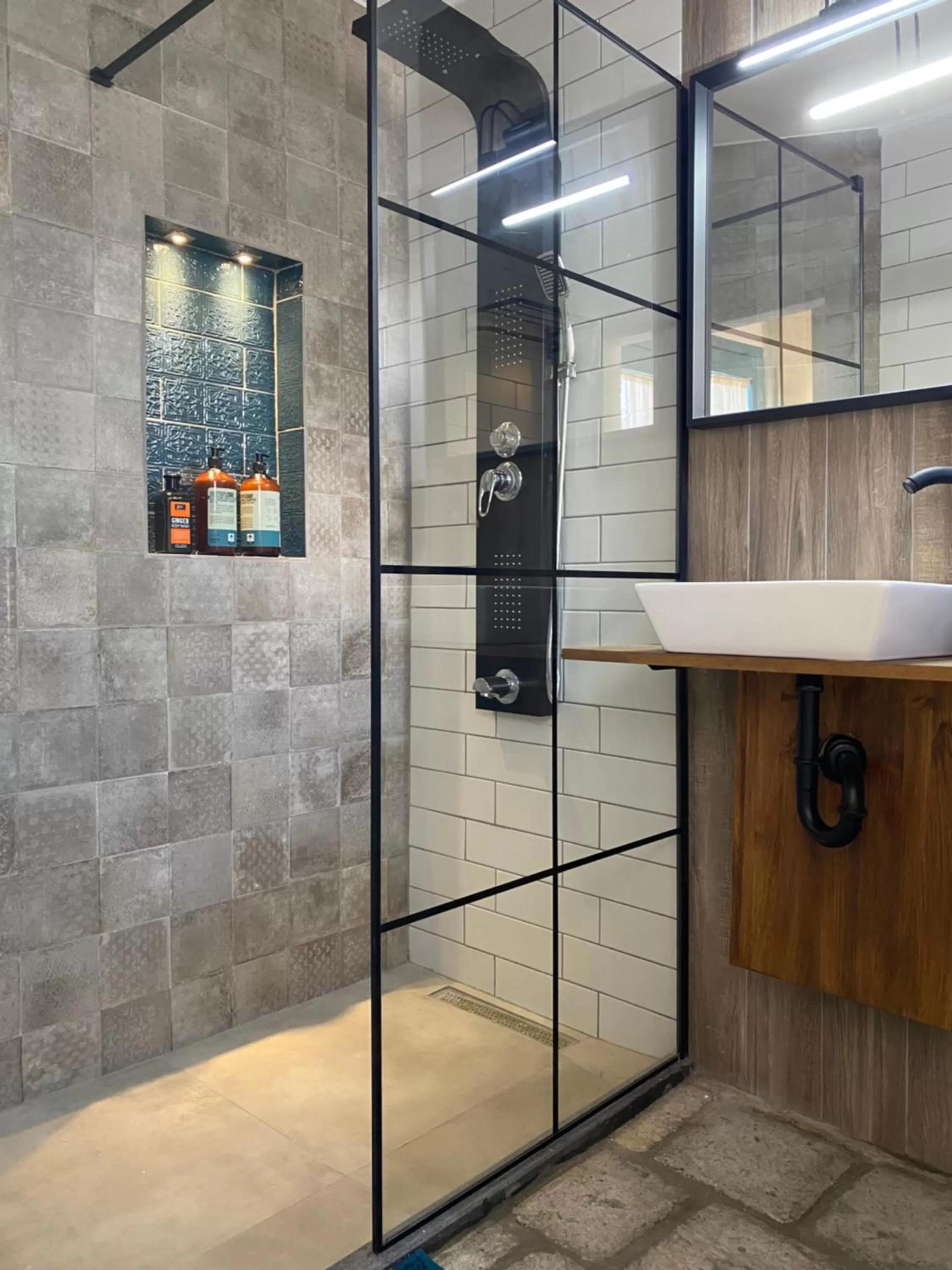 Shower in Sunside Inn Hotel