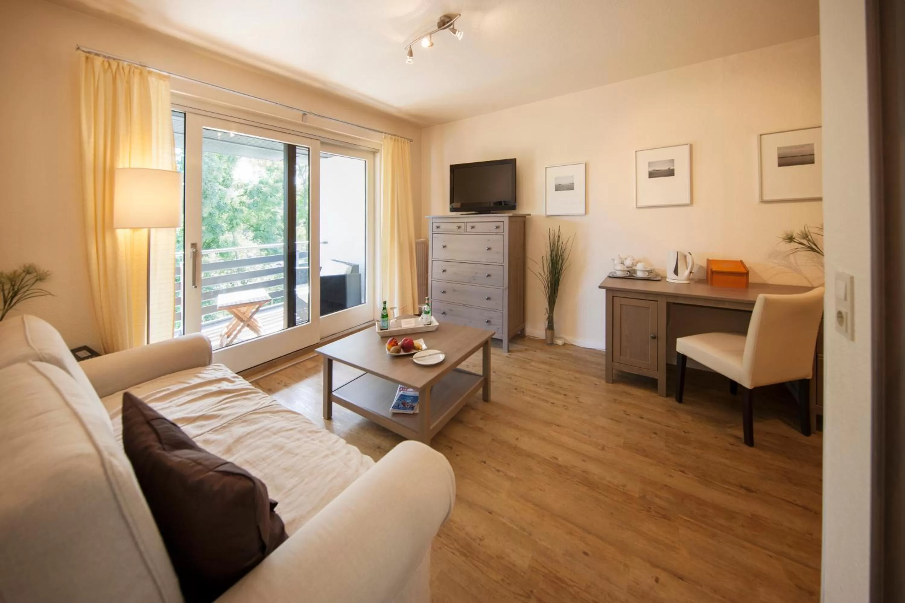 TV and multimedia, Seating Area in Das Frühstückshotel Sankt Peter-Ording