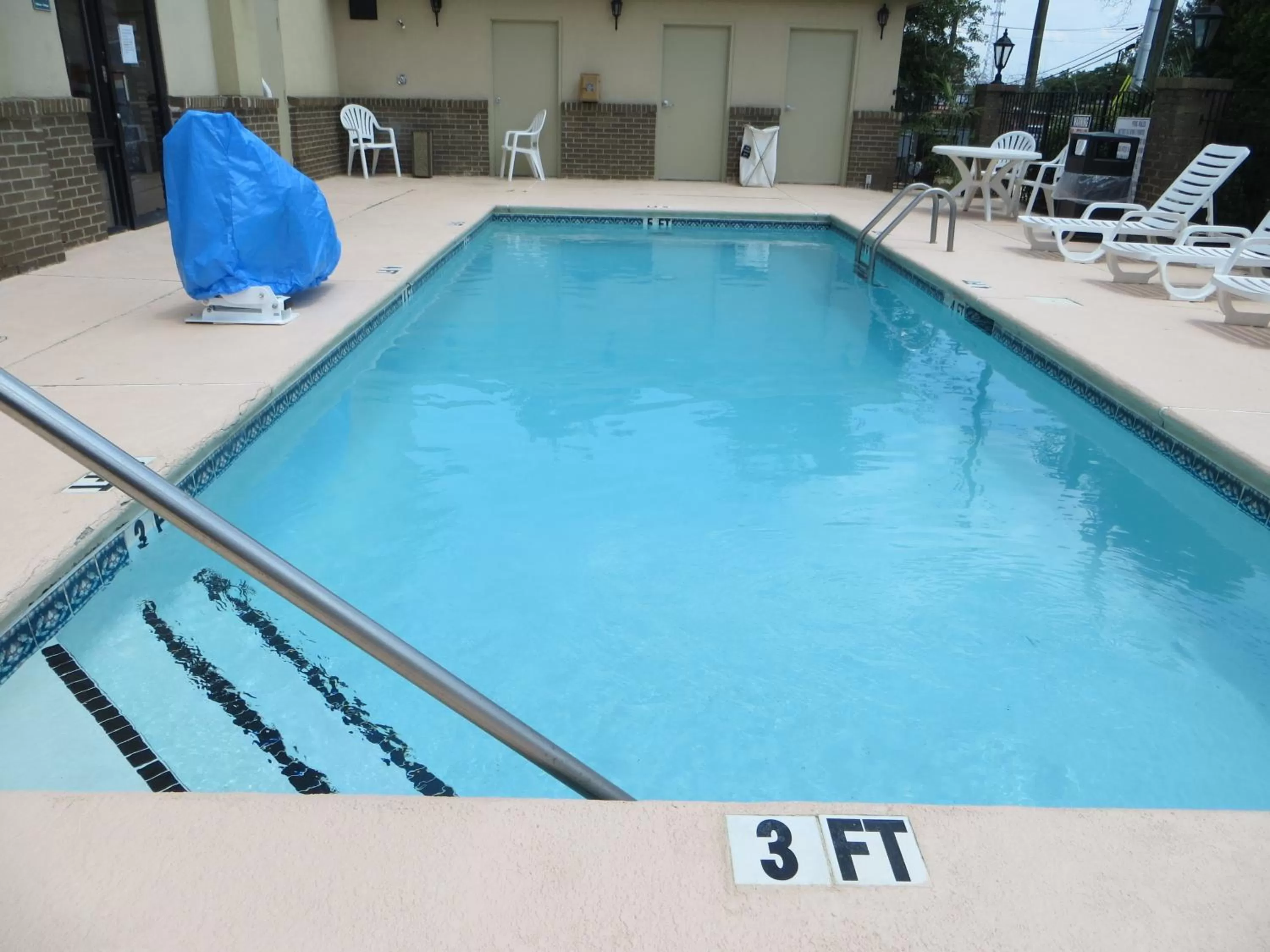 Swimming pool in Quality Inn Winder