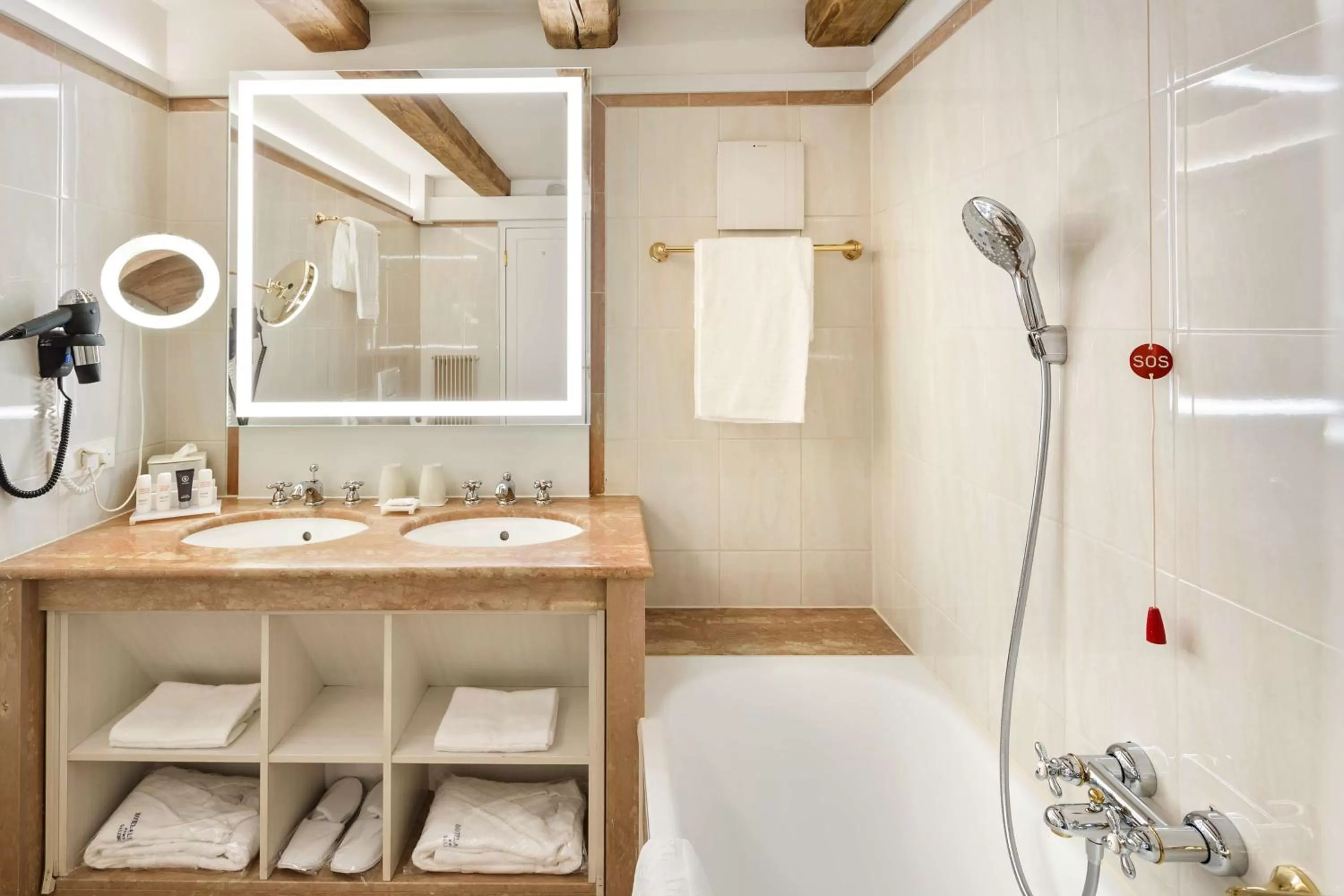 Bathroom in Radisson Blu Hotel Altstadt