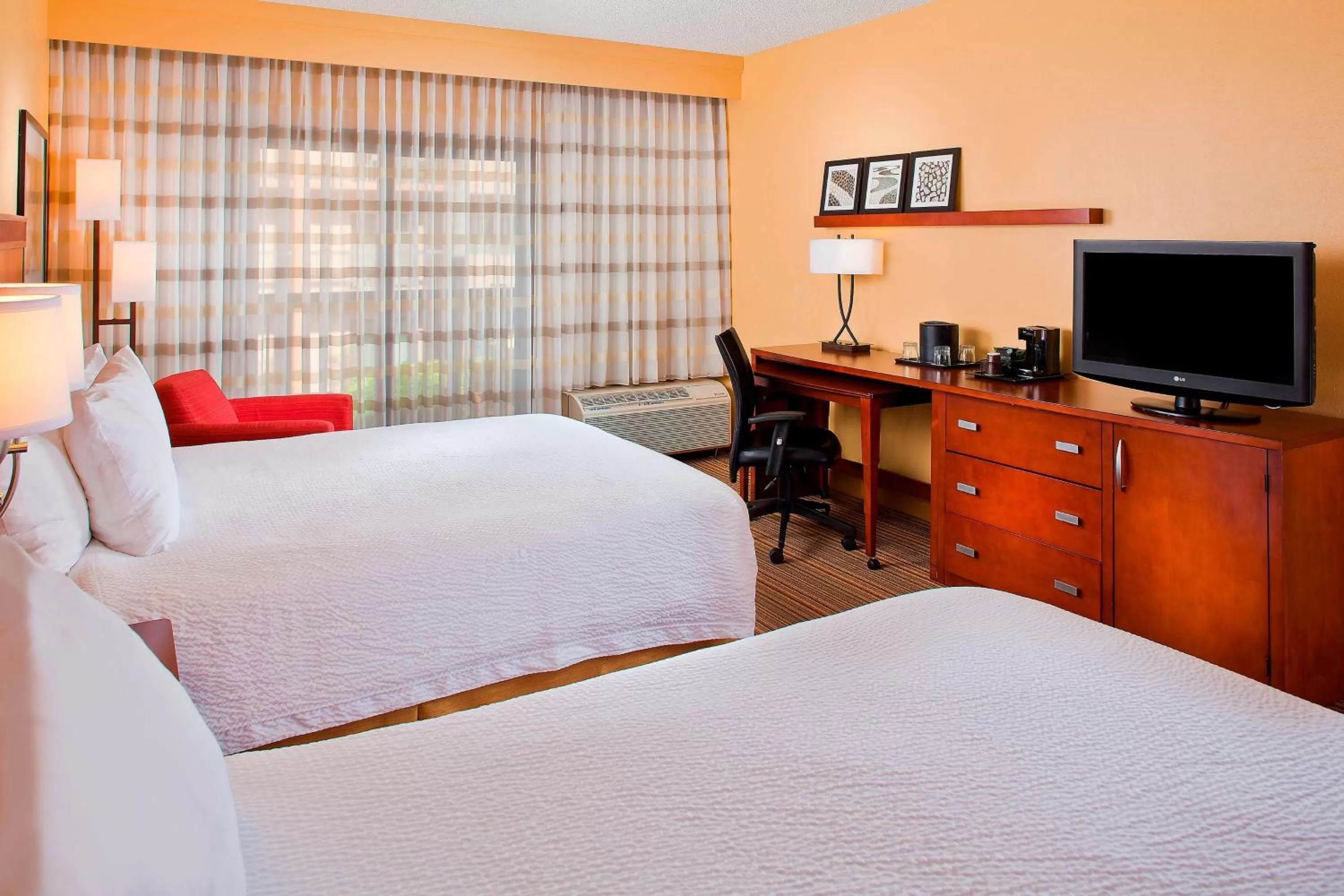 Photo of the whole room, Bed in Courtyard by Marriott Orlando Airport