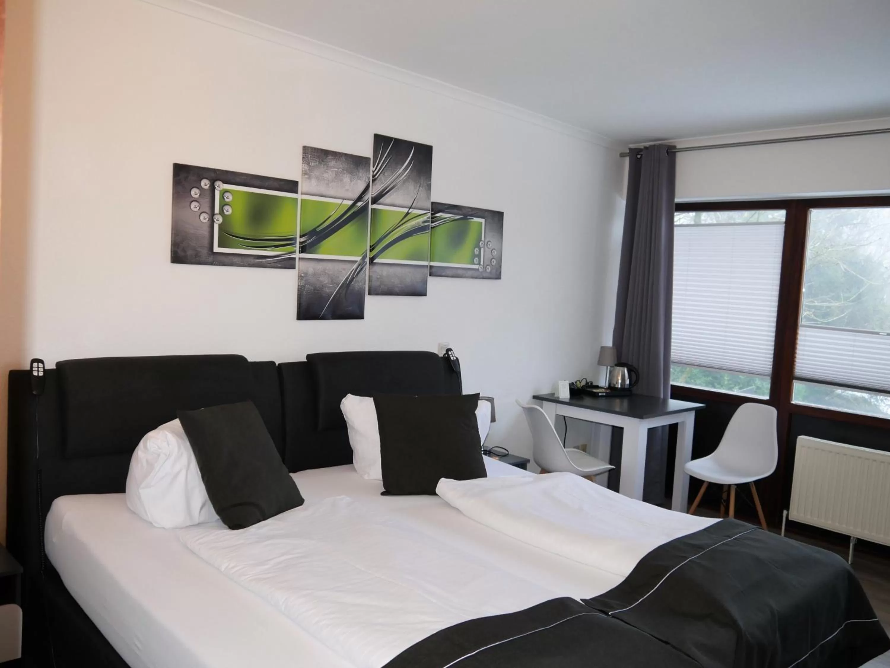 Bed in Hotel Seeblick am Sankelmarker See - Natur und Erholung