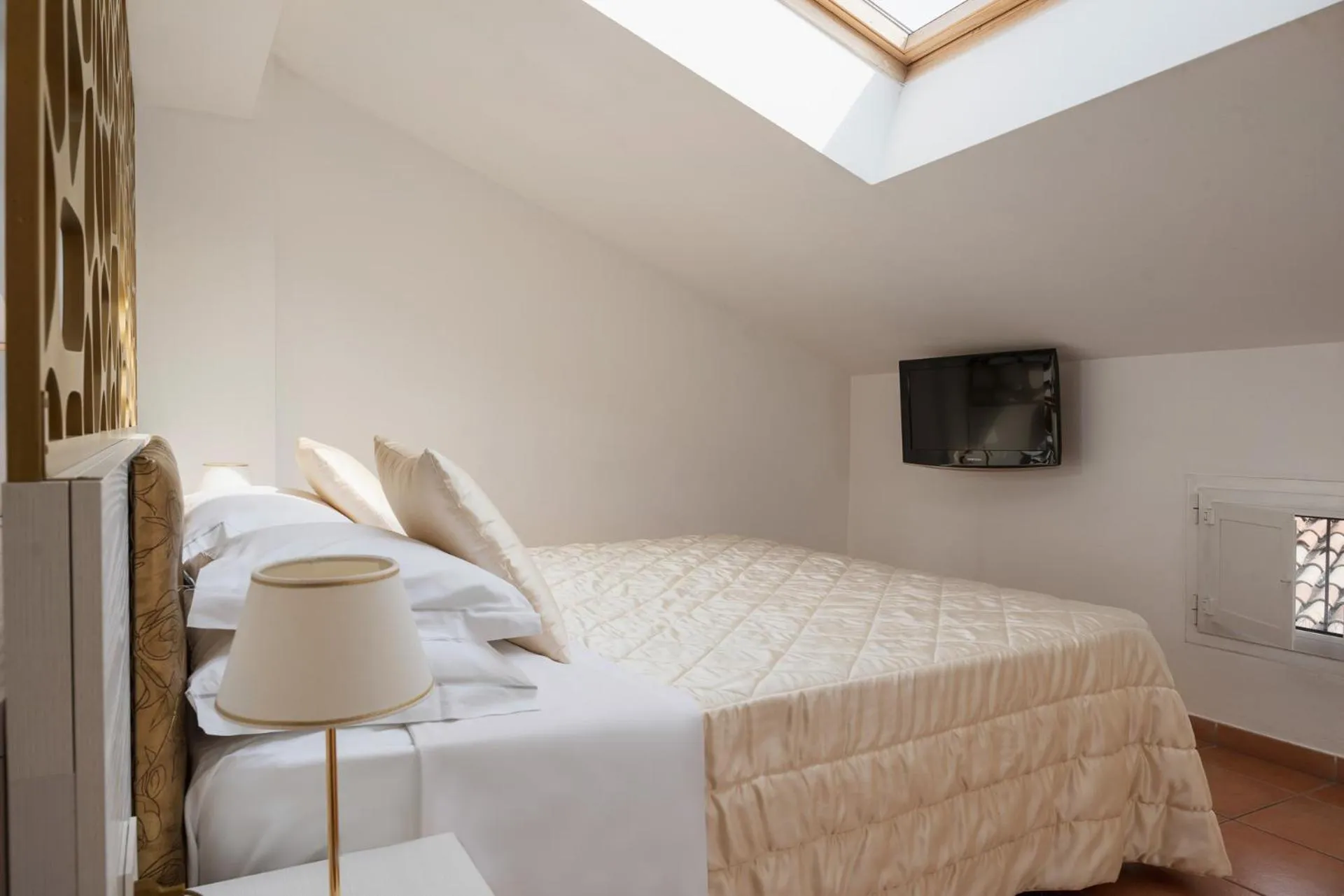 Photo of the whole room, Bed in Albergo Rossini 1936 Small & Charming