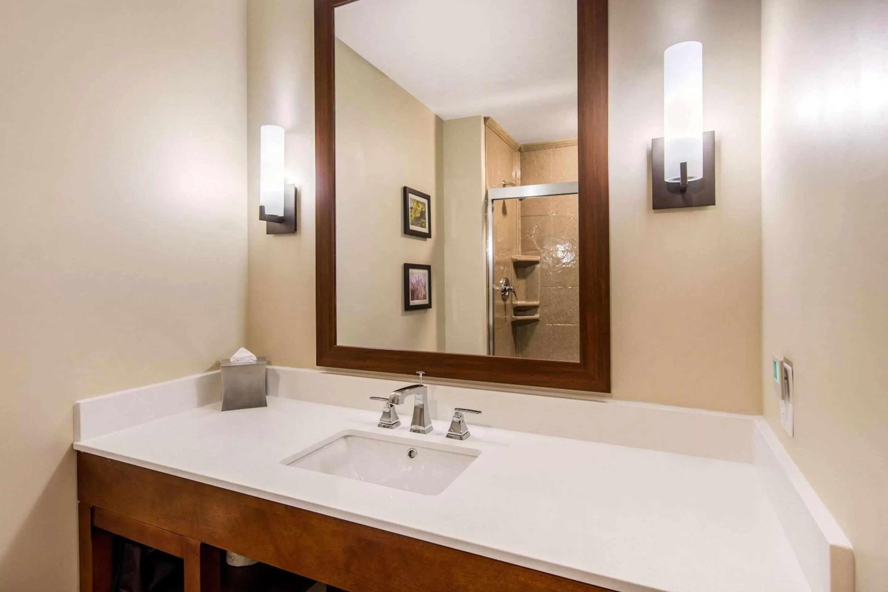 Bathroom in Comfort Suites Liberal North