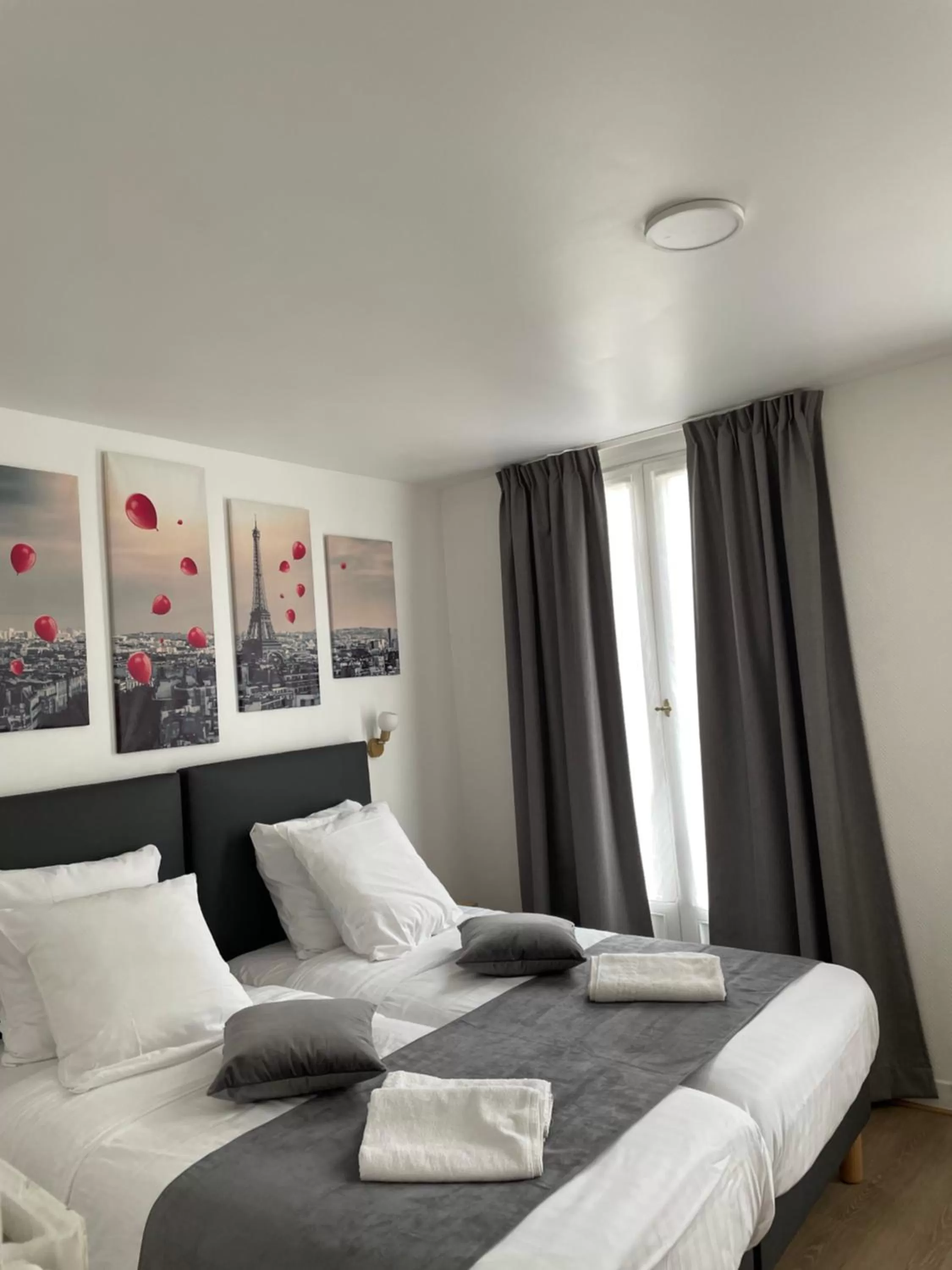 Bed in Hôtel de Bordeaux