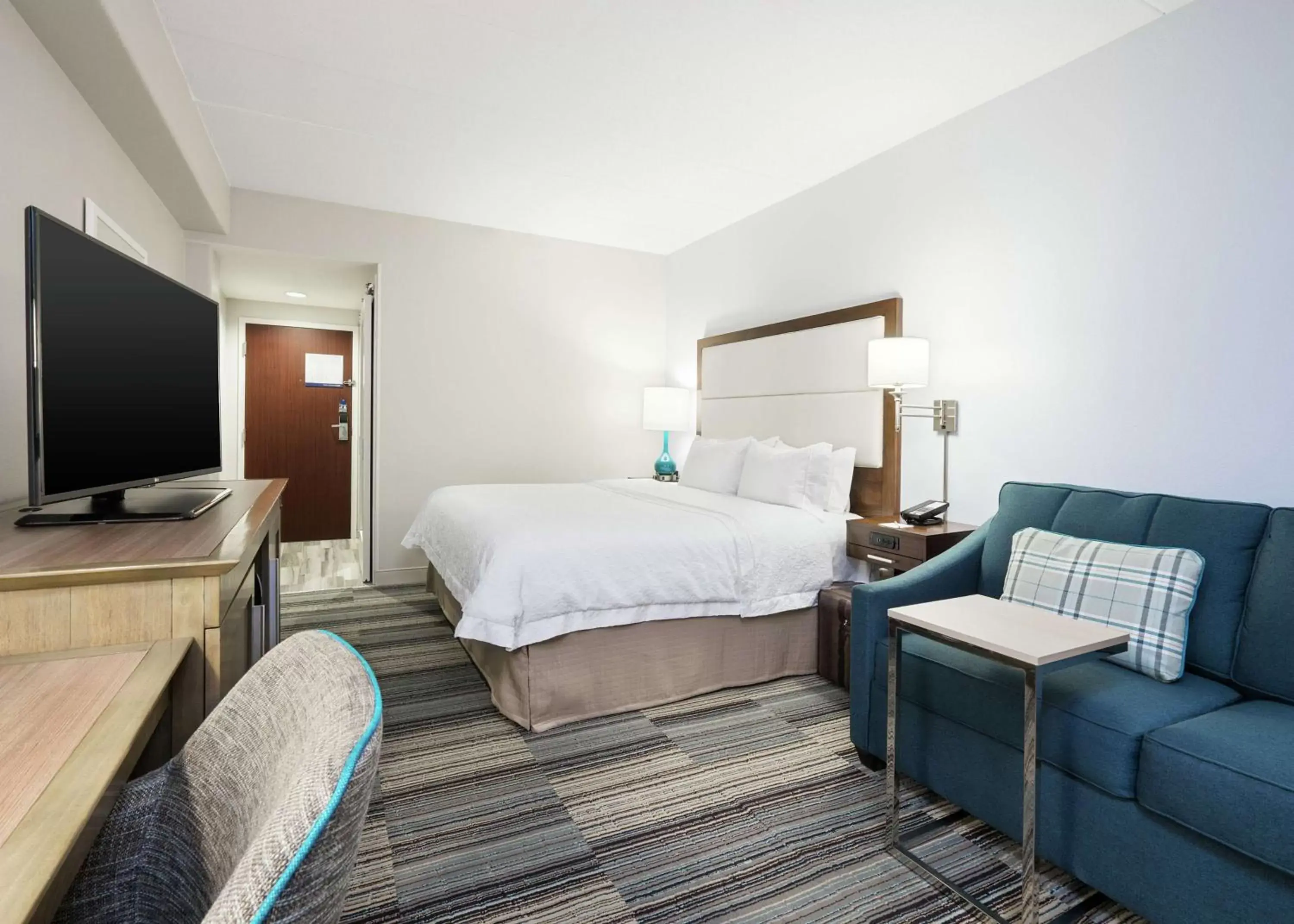 King Room with Sofa Bed and Study - Non-Smoking in Hampton Inn Pittsburgh University Medical Center King Room with Sofa Bed and Study - Non-Smoking in Hampton Inn Pittsburgh University Medical Center