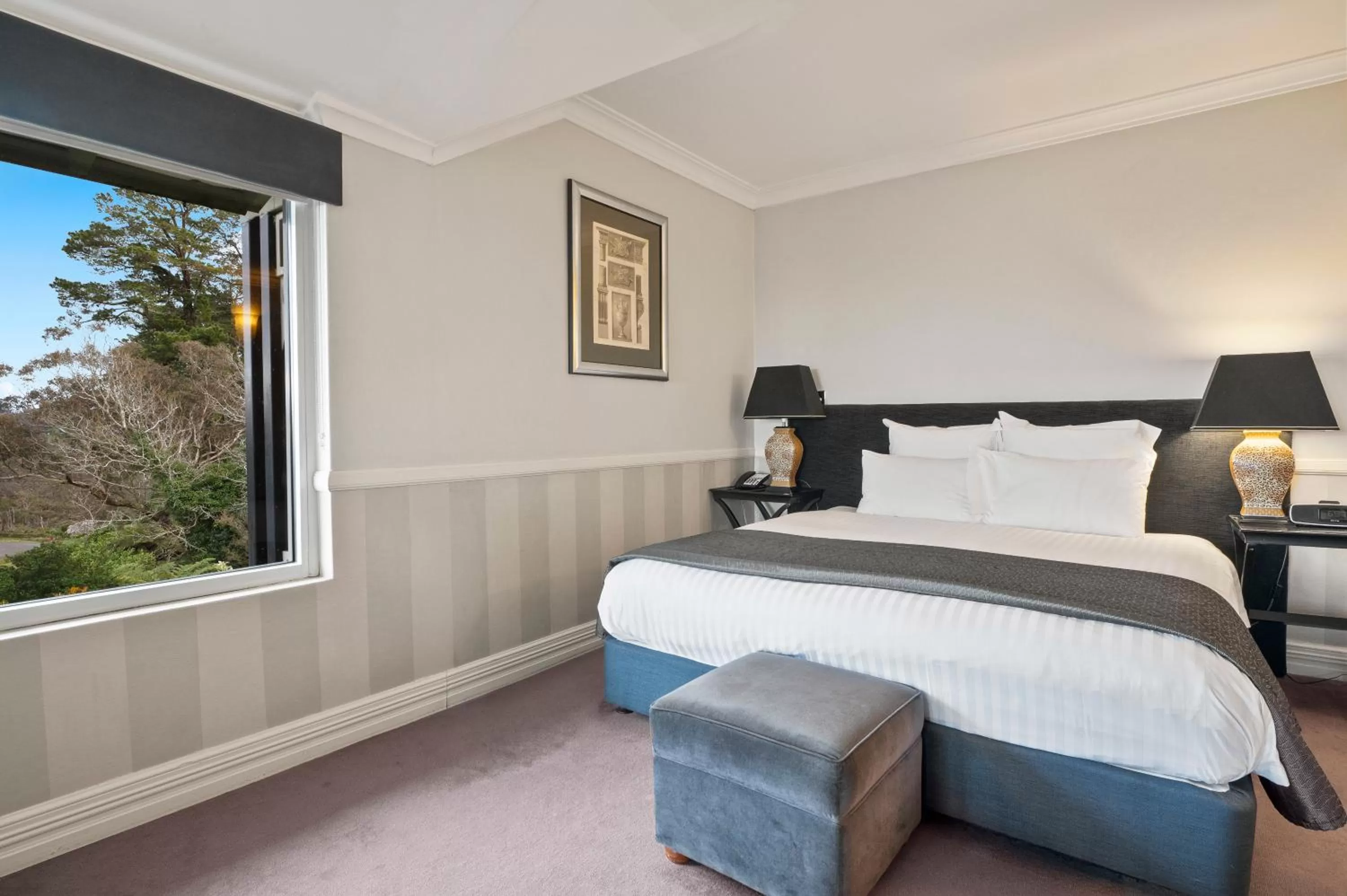 Bed in Echoes Boutique Hotel & Restaurant Blue Mountains