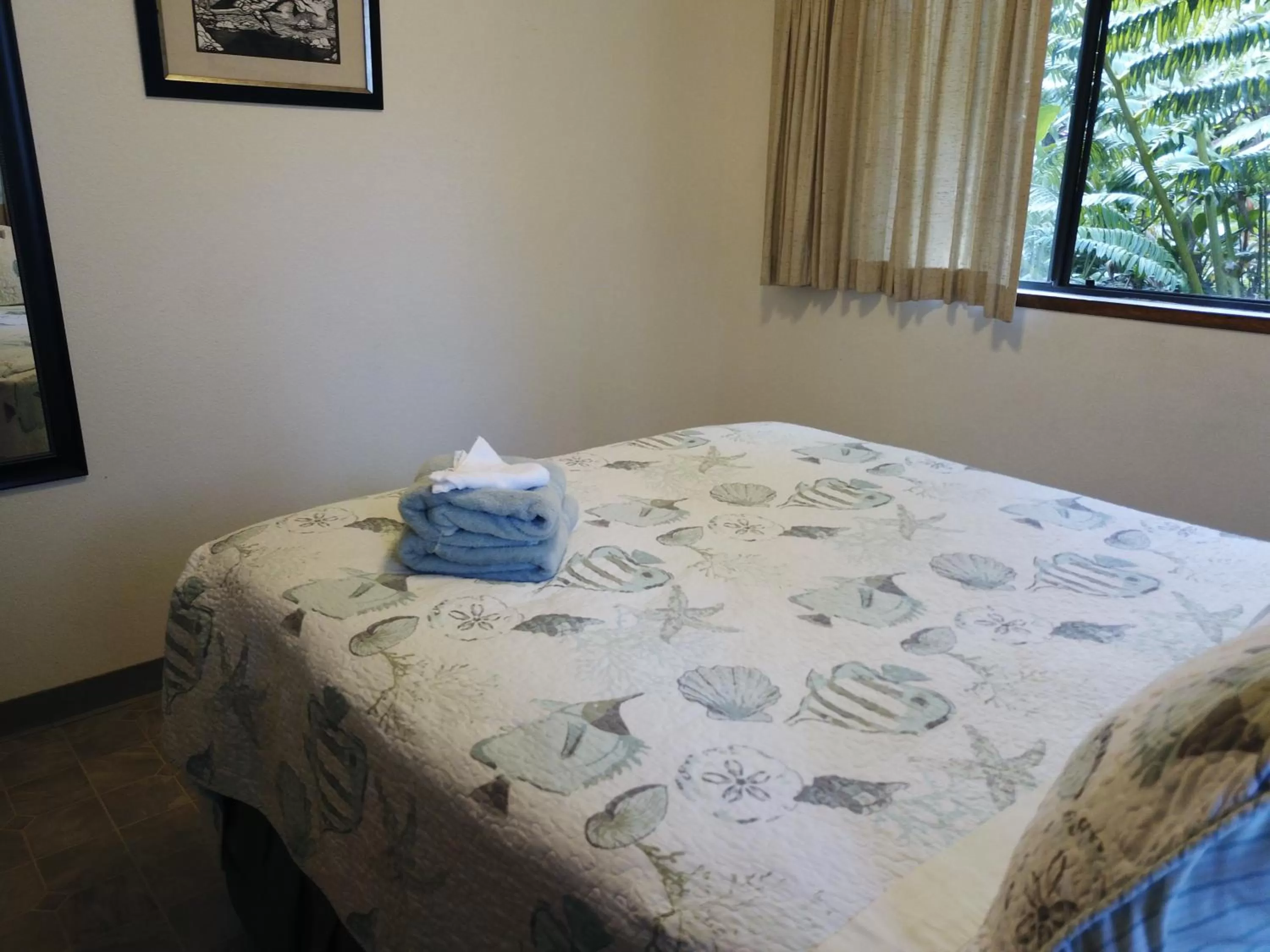 Bed in Hawaiian Ohana Home