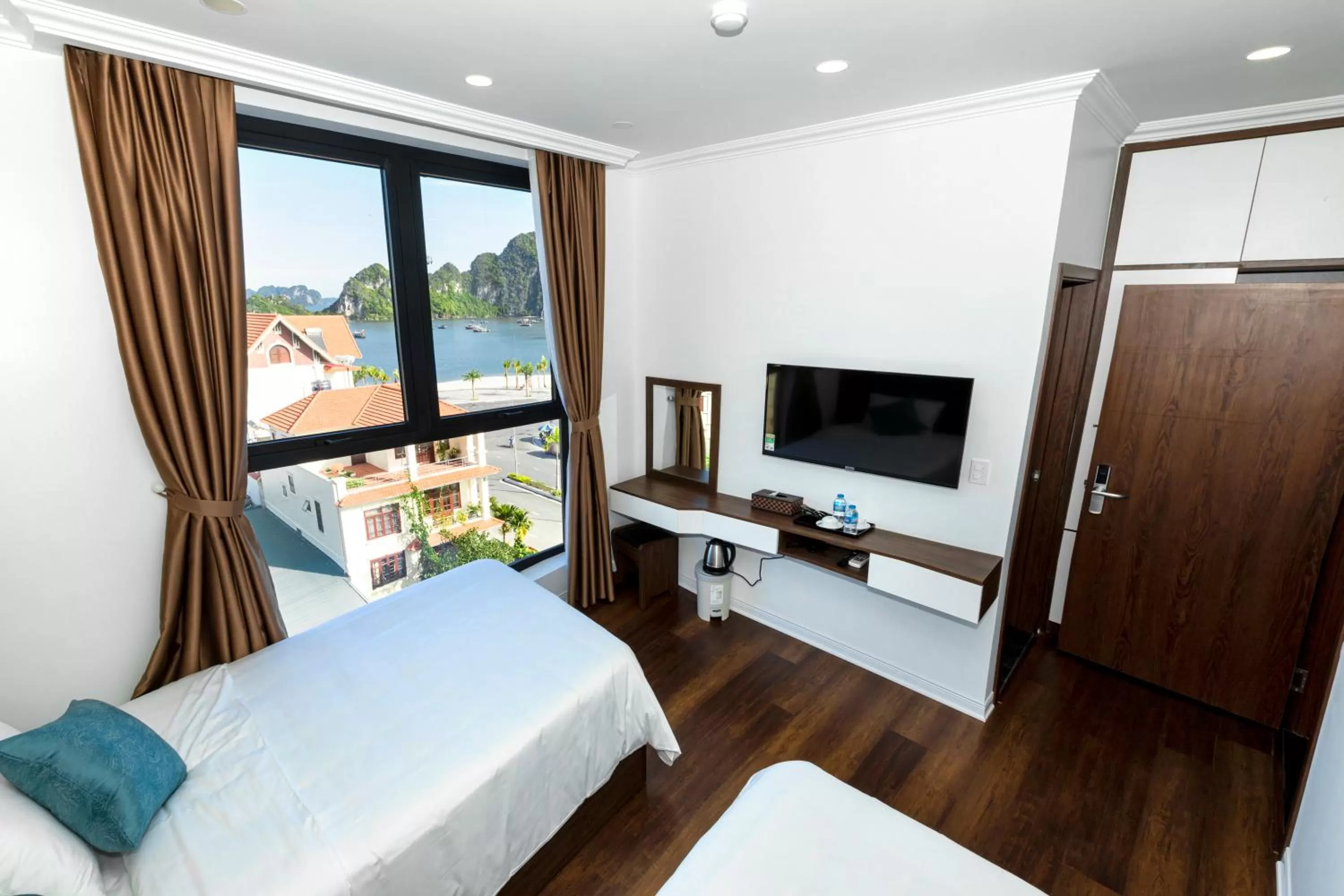 TV/Entertainment Center in Minh Phong Hotel Ha Long